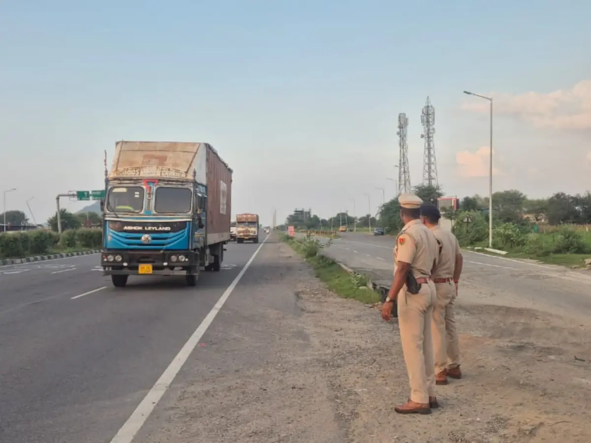 जयपुर पुलिस 17 दिन में काटे 56 हजार चालान, वसूले 3.50 करोड रुपये जयपुर पुलिस 17 दिन में काटे 56 हजार चालान, वसूले 3.50 करोड रुपये