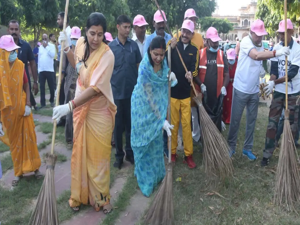 जयपुर में झाड़ू लेकर उतरे मंत्री और महापौर, एक दिन, एक घंटा, एक साथ सफाई