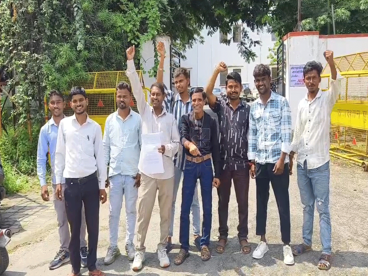 GSS पर लगे ठेकाकर्मियो का कलेक्ट्रेट पर प्रदर्शन, कम मानदेय देने और सेफ्टी किट नहीं देने का विरोध
