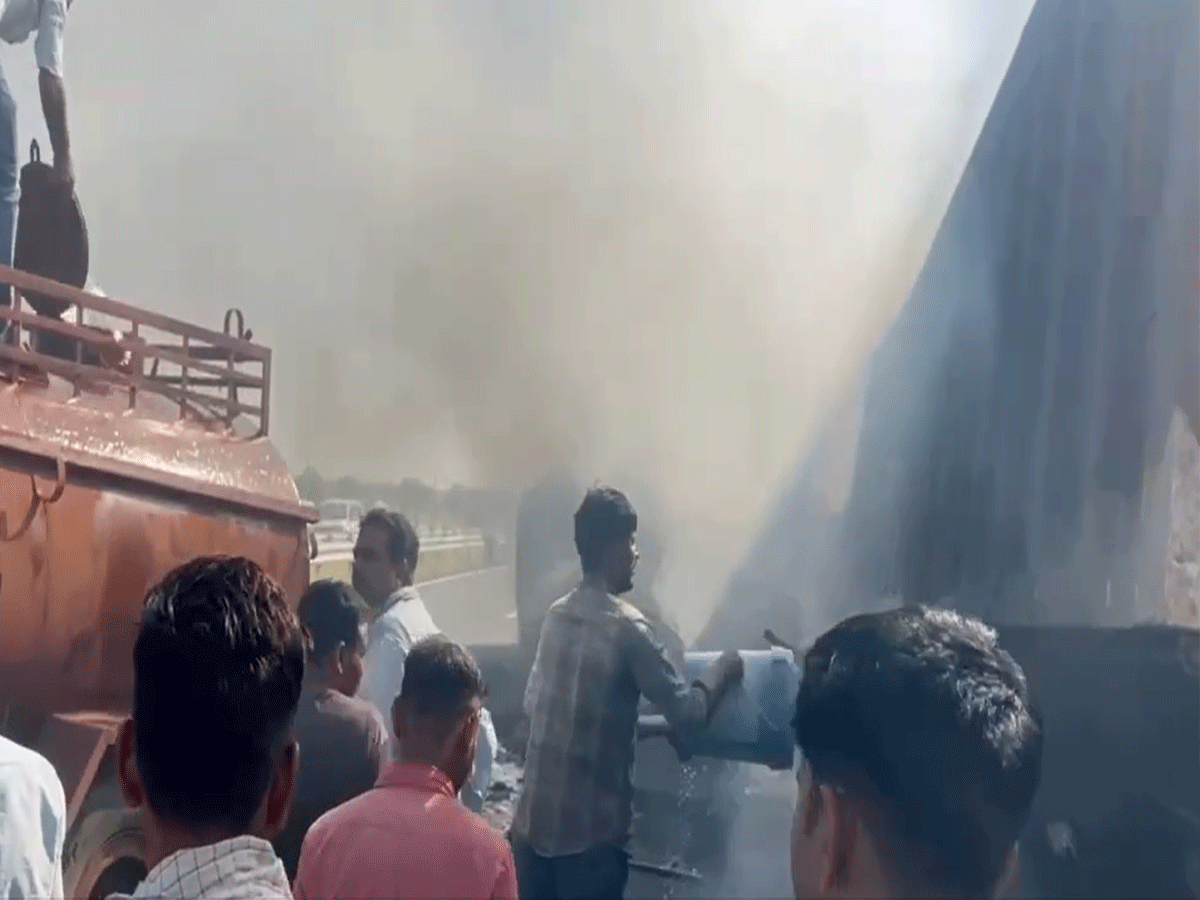 बीकानेर में भारतमाला सड़क पर दो ट्रकों की भीषण भिड़ंत, एक ड्राइवर जिंदा जला बीकानेर में भारतमाला सड़क पर दो ट्रकों की भीषण भिड़ंत, एक ड्राइवर जिंदा जला