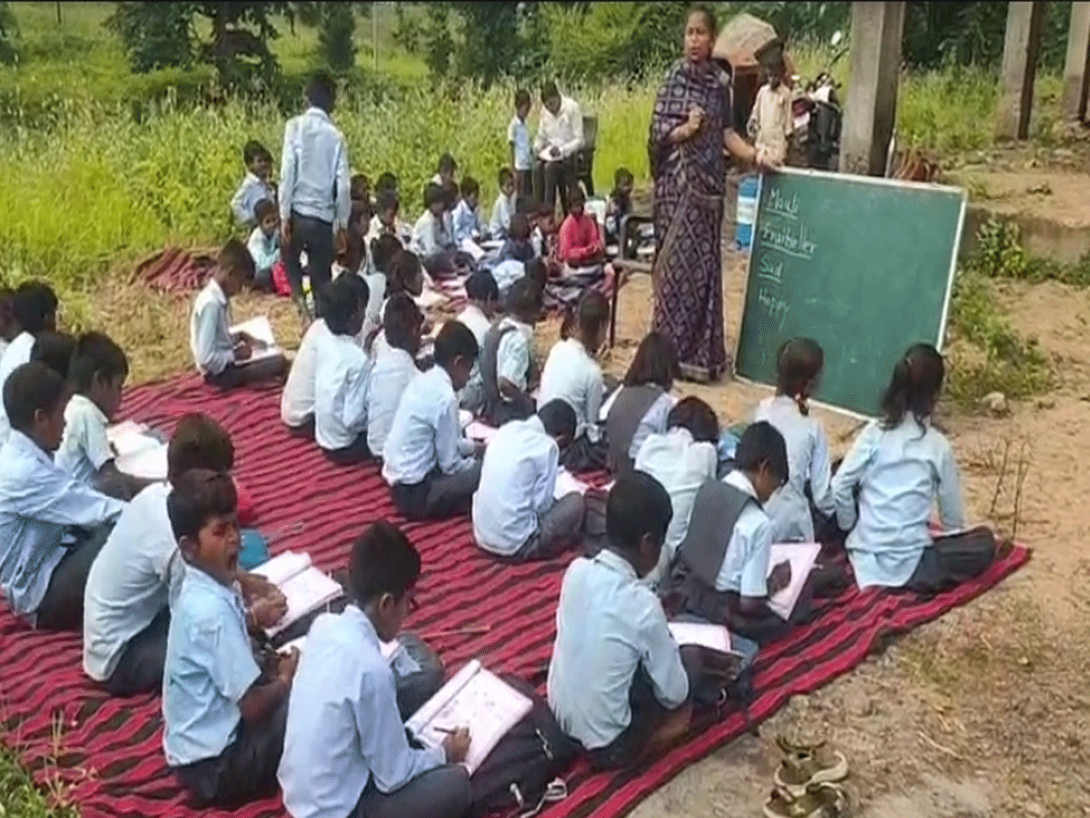 बांसवाड़ा में 4 साल से अधर में विद्यालय भवन निर्माण, बरामदे और खुले में पढ़ने को मजबूर 92 बच्चे बांसवाड़ा में 4 साल से अधर में विद्यालय भवन निर्माण, बरामदे और खुले में पढ़ने को मजबूर 92 बच्चे