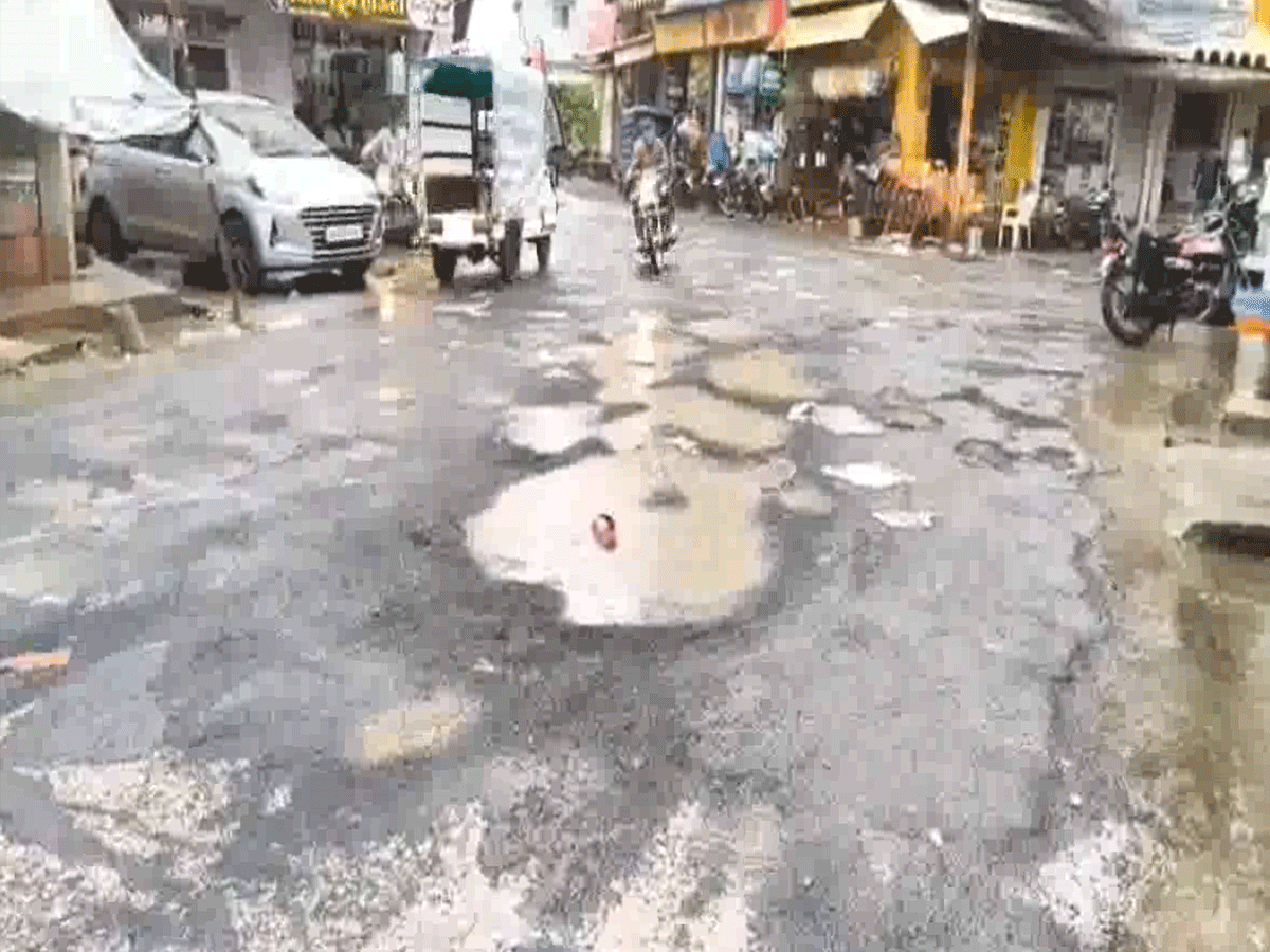 अरनोद बस स्टैंड की जर्जर सड़क बनी मौत का जाल, हर पल मंडरा रहा हादसों का खतरा अरनोद बस स्टैंड की जर्जर सड़क बनी मौत का जाल, हर पल मंडरा रहा हादसों का खतरा