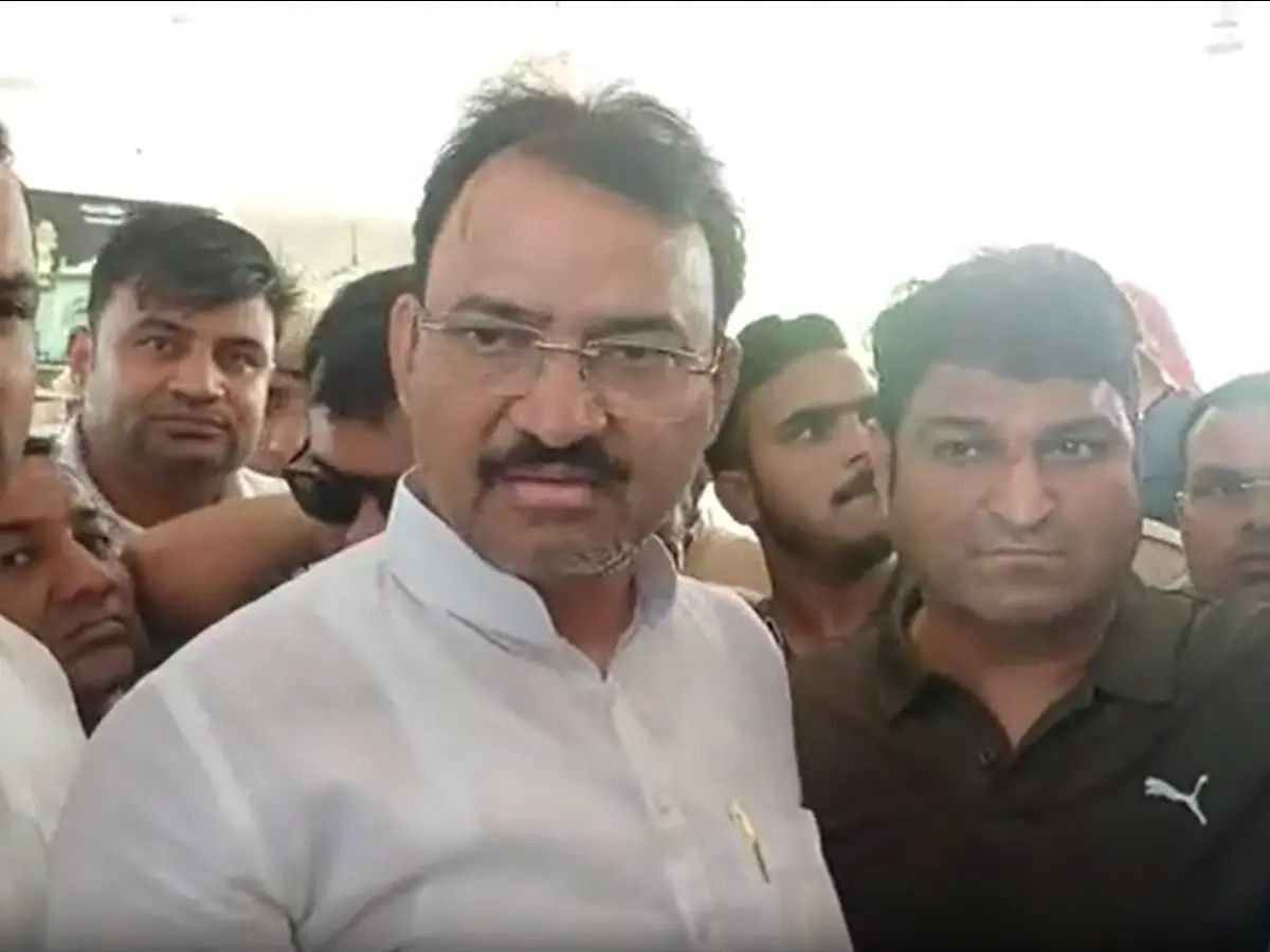 डिप्टी CM प्रेमचंद बैरवा ने टोंक बस स्टैंड पर की सफाई, रोडवेज की अव्यवस्थाओं पर जताई नाराजगी डिप्टी CM प्रेमचंद बैरवा ने टोंक बस स्टैंड पर की सफाई, रोडवेज की अव्यवस्थाओं पर जताई नाराजगी