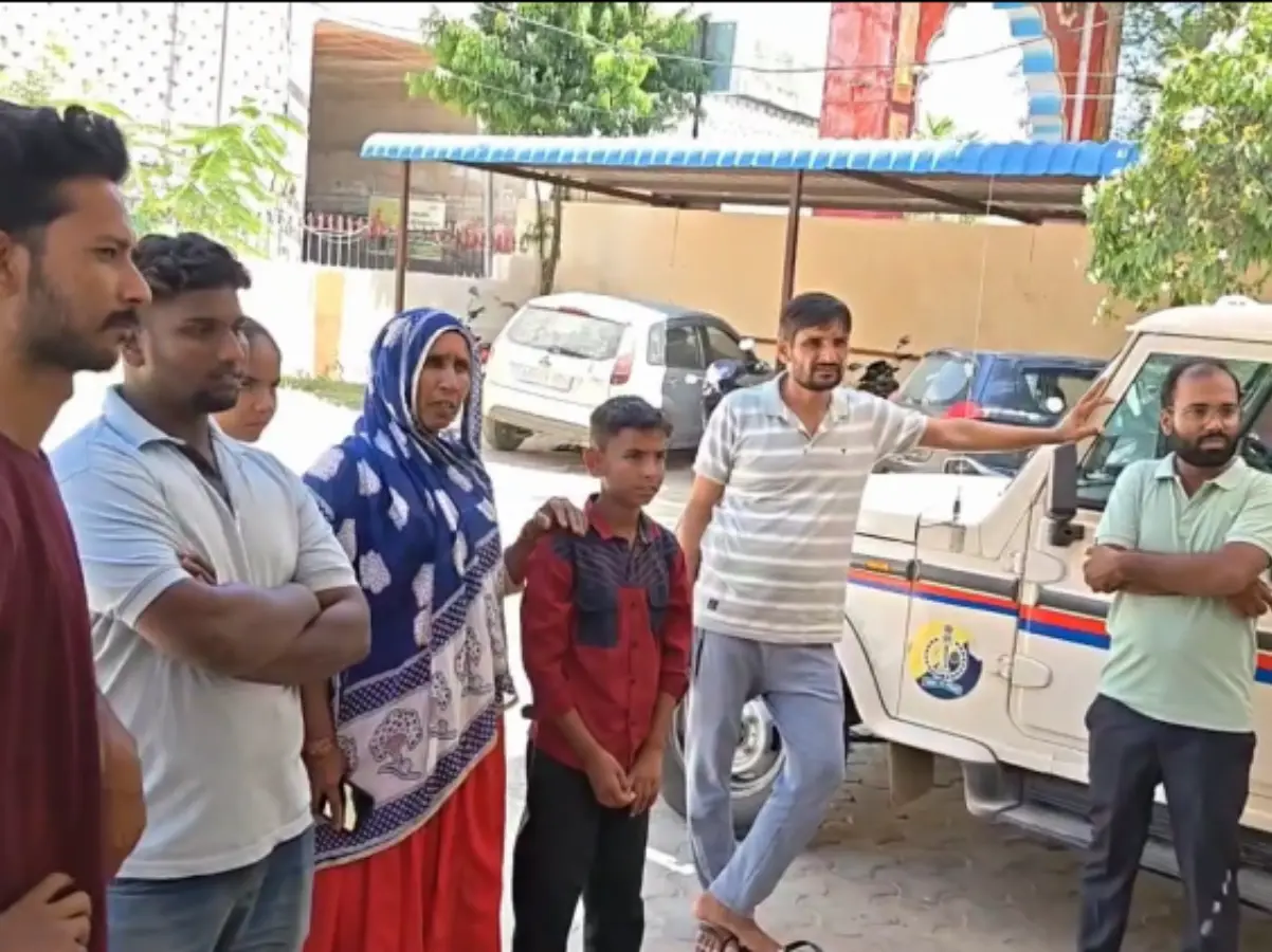 Sikar News: क्लास रूम में उल्टी करने पर भड़का प्रंसिपल, छात्र से की मारपीट Sikar News: क्लास रूम में उल्टी करने पर भड़का प्रंसिपल, छात्र से की मारपीट