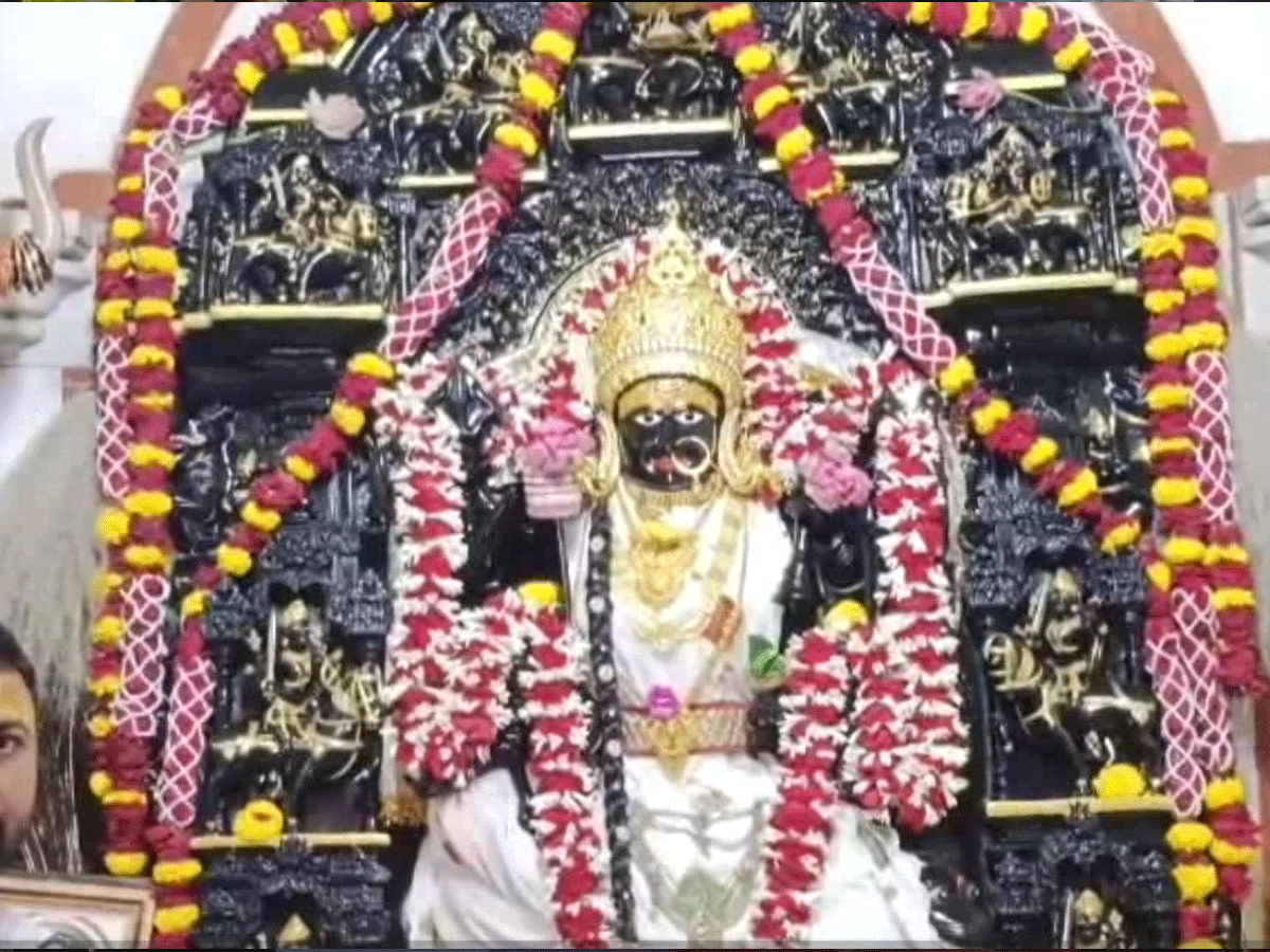 नवरात्रि में मां त्रिपुरा सुंदरी में लगा भक्तों का ताता, नेताओं का भी लगा हुआ जमावड़ा नवरात्रि में मां त्रिपुरा सुंदरी में लगा भक्तों का ताता, नेताओं का भी लगा हुआ जमावड़ा