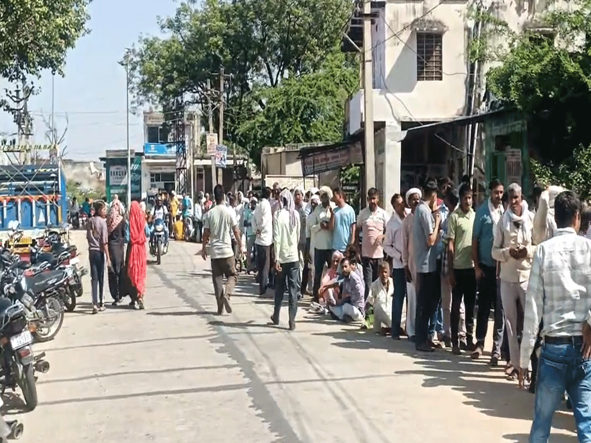 अलवर में रबी की फसल बुवाई के चलते DAP-यूरिया की किल्लत, किसान परेशान अलवर में रबी की फसल बुवाई के चलते DAP-यूरिया की किल्लत, किसान परेशान