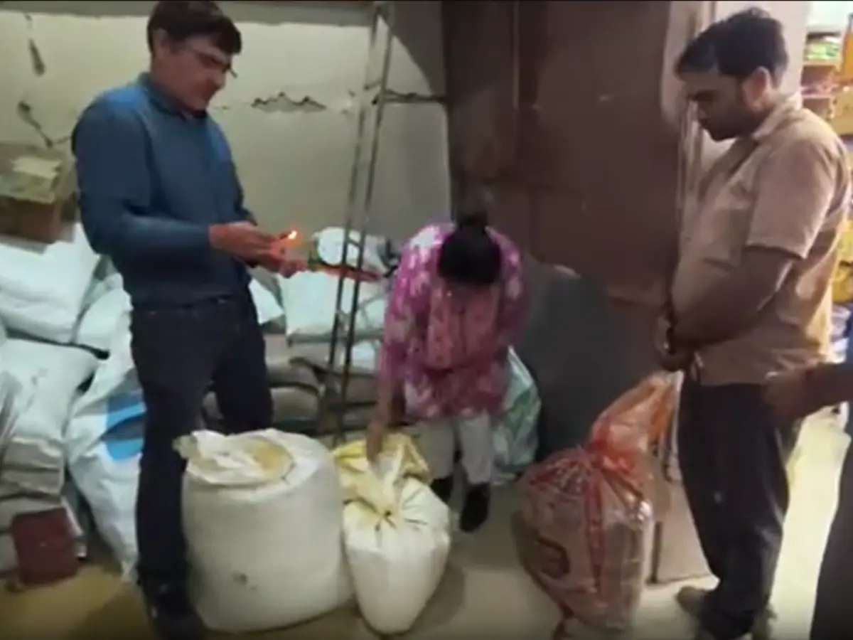 कोटपूतली में खाद्य सुरक्षा विभाग की बड़ी कार्रवाई, दो दुकानों पर मारा छापा कोटपूतली में खाद्य सुरक्षा विभाग की बड़ी कार्रवाई, दो दुकानों पर मारा छापा