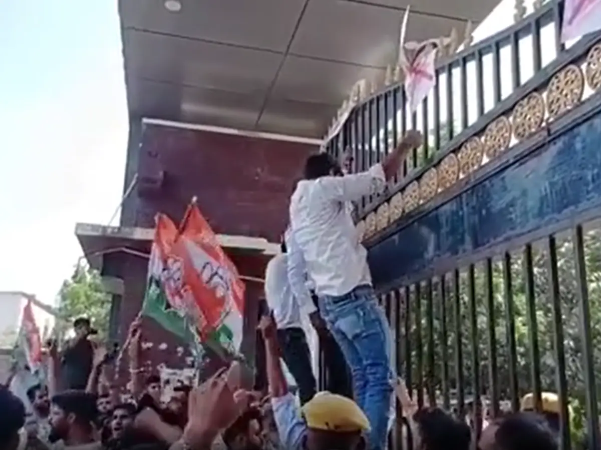 यूथ कांग्रेस का अजमेर इंजीनियरिंग कॉलेज में उग्र प्रदर्शन, गेट पर चढ़कर फूंके टायर यूथ कांग्रेस का अजमेर इंजीनियरिंग कॉलेज में उग्र प्रदर्शन, गेट पर चढ़कर फूंके टायर