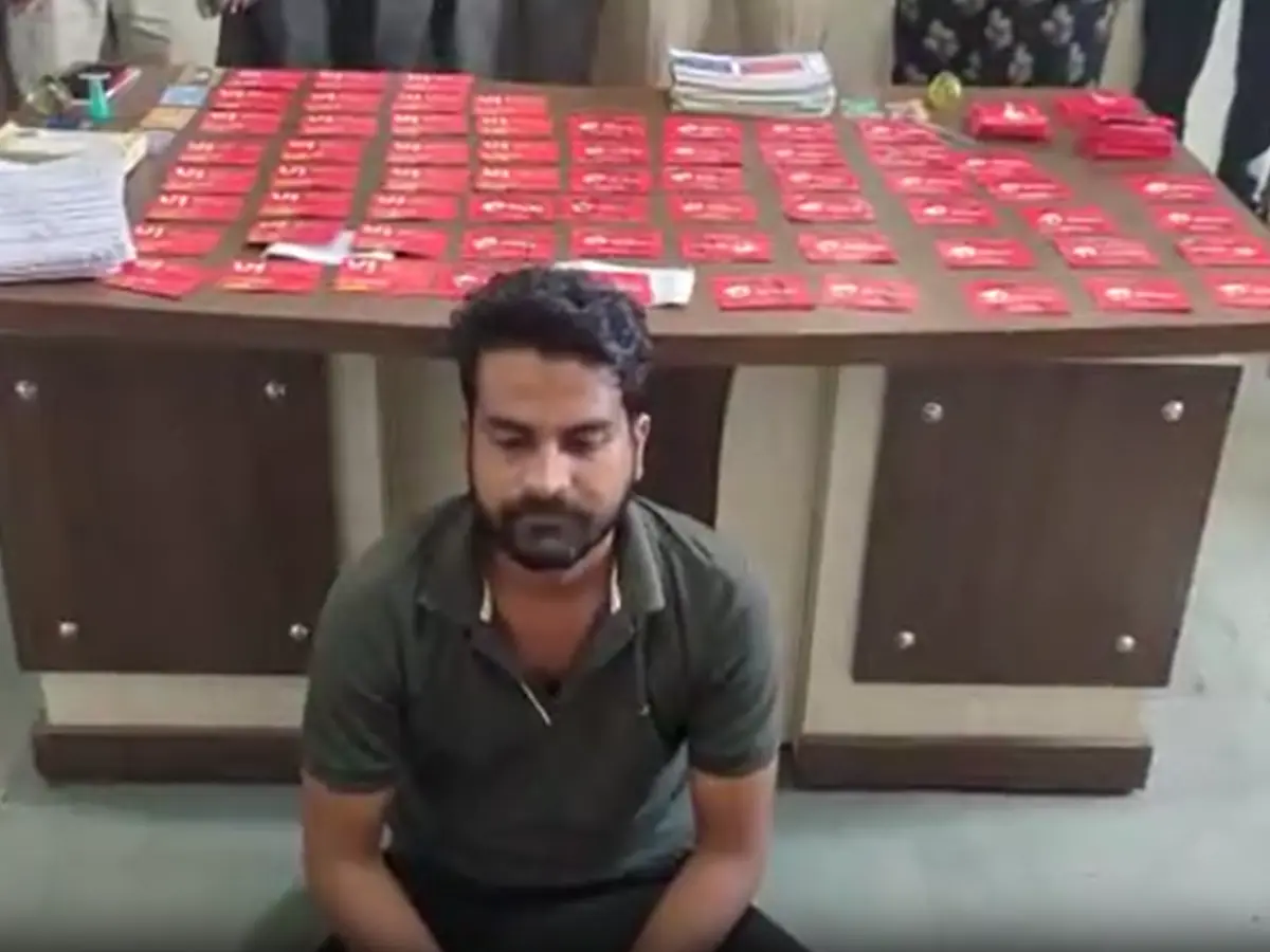 करोड़ों की ठगी करने वाला 'साइबर एजेंट' गिरफ्तार, 136 सिम कार्ड बरामद