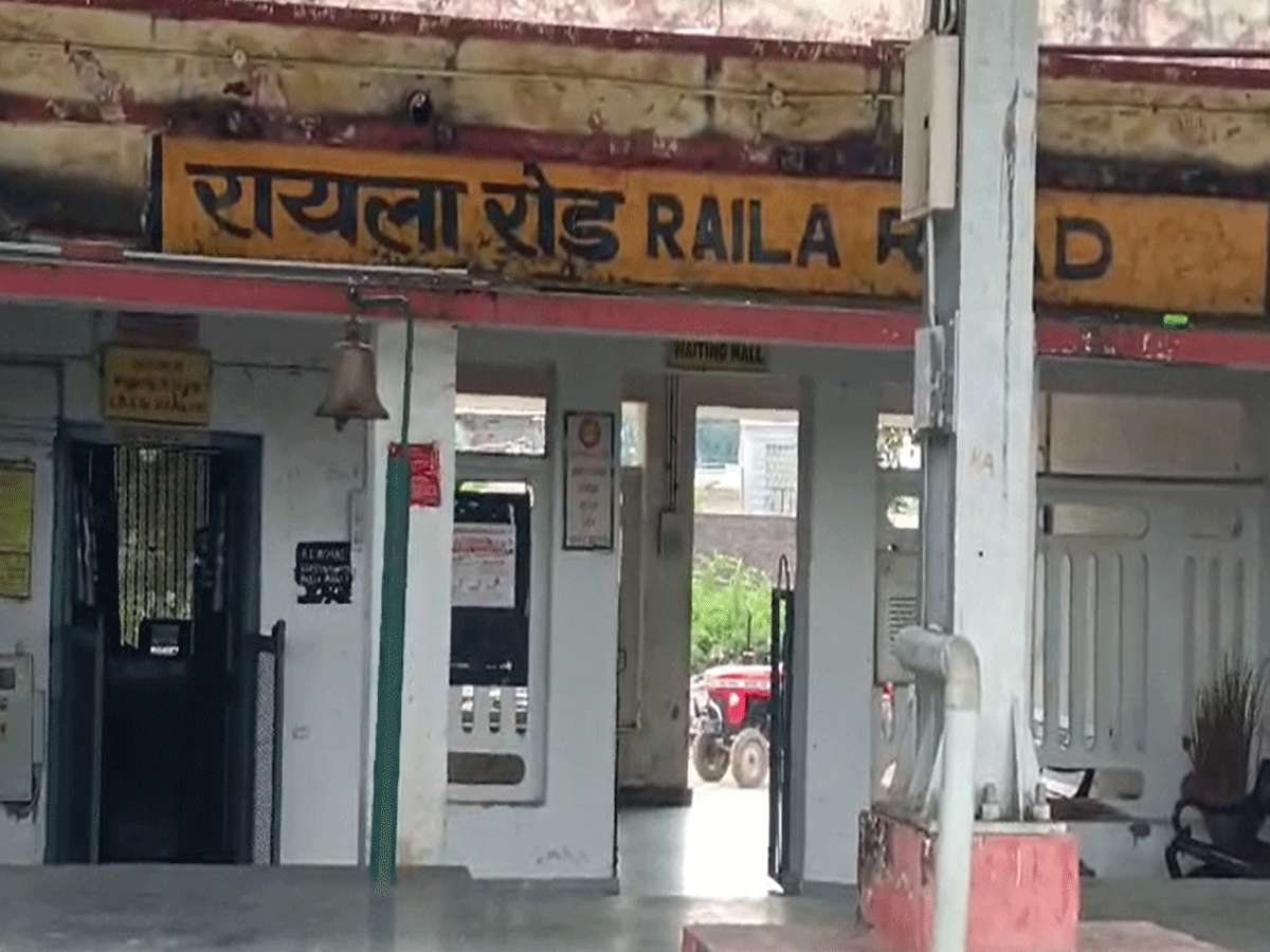 भीलवाड़ा में रेलवे पुलिस ने लूट गैंग का किया भंडाफोड़, ग्रीन सिग्नल को रेड करके रुकवा देते थे ट्रेन भीलवाड़ा में रेलवे पुलिस ने लूट गैंग का किया भंडाफोड़, ग्रीन सिग्नल को रेड करके रुकवा देते थे ट्रेन