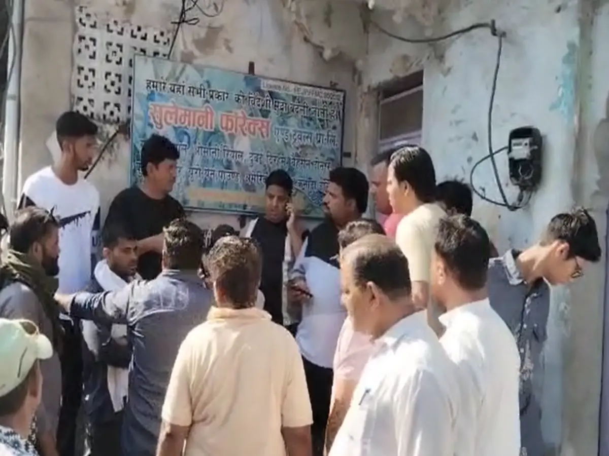 बिना बताए दुकानों पर लगा रहे थे स्मार्ट मीटर! डीडवाना में व्यापारियों का फूटा गुस्सा बिना बताए दुकानों पर लगा रहे थे स्मार्ट मीटर! डीडवाना में व्यापारियों का फूटा गुस्सा