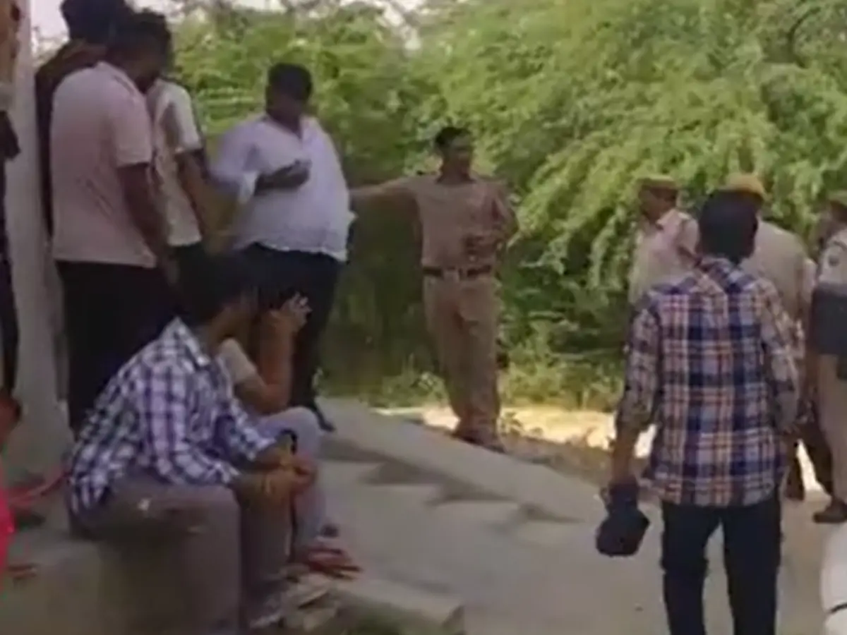 भरतपुर में 'धर्मांतरण' सेंटर का पर्दाफाश, पुलिस के सामने फरार हुए आरोपी! भरतपुर में 'धर्मांतरण' सेंटर का पर्दाफाश, पुलिस के सामने फरार हुए आरोपी!