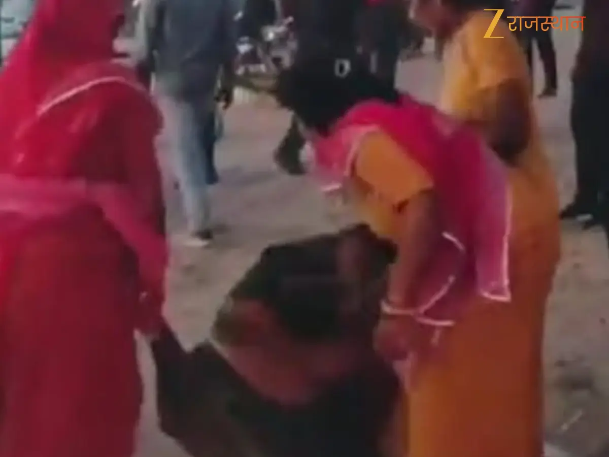सोशल मीडिया पर अश्लीलता फैलाने वाली 'रेखा डॉन' की तुड़ाई, बीच सड़क महिलाओं ने की जमकर पिटाई...