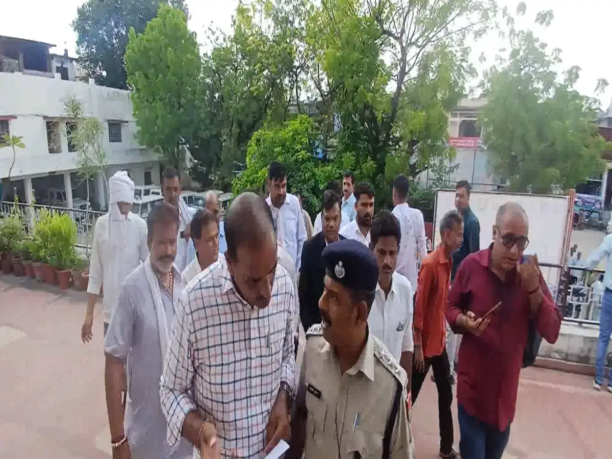 'तेरा धर्म बदल देंगे, मुंह पर तेजाब डाल देंगे', टोंक में नाबालिग छात्रा को मिली जानलेवा धमकी 'तेरा धर्म बदल देंगे, मुंह पर तेजाब डाल देंगे', टोंक में नाबालिग छात्रा को मिली जानलेवा धमकी