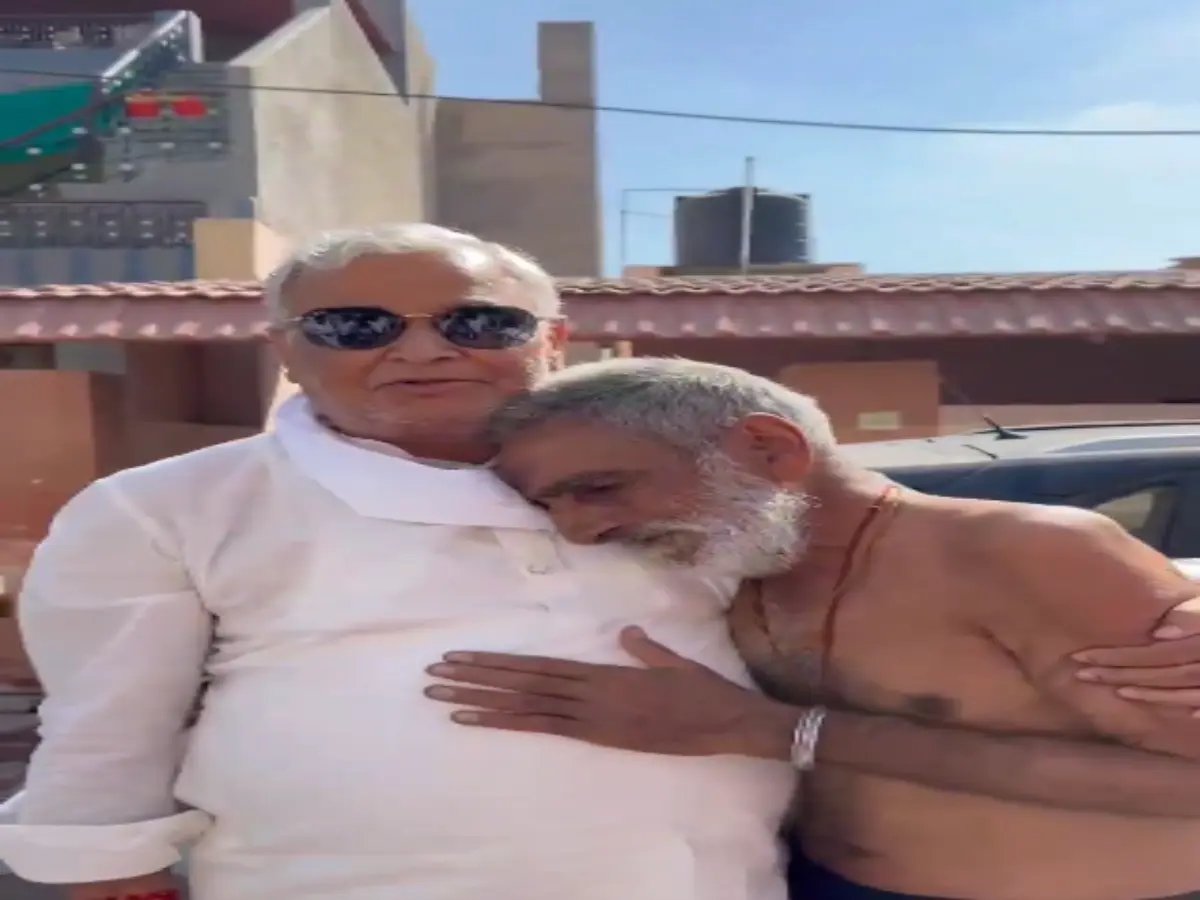 दोस्ती की मिसाल बनी मुलाकात! मंत्री मीणा पहुंचे 50 साल पुराने दोस्त के घर. देखिए भावुक नजारा दोस्ती की मिसाल बनी मुलाकात! मंत्री मीणा पहुंचे 50 साल पुराने दोस्त के घर. देखिए भावुक नजारा