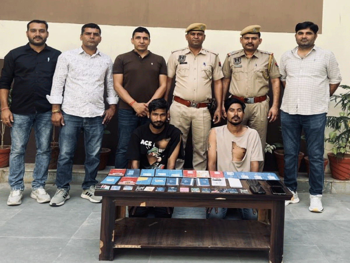 जयपुर में बैंक अकाउंट्स की खरीद-फरोख्त करने वाले 3 शातिर ठग चढ़े पुलिस के हत्थे जयपुर में बैंक अकाउंट्स की खरीद-फरोख्त करने वाले 3 शातिर ठग चढ़े पुलिस के हत्थे
