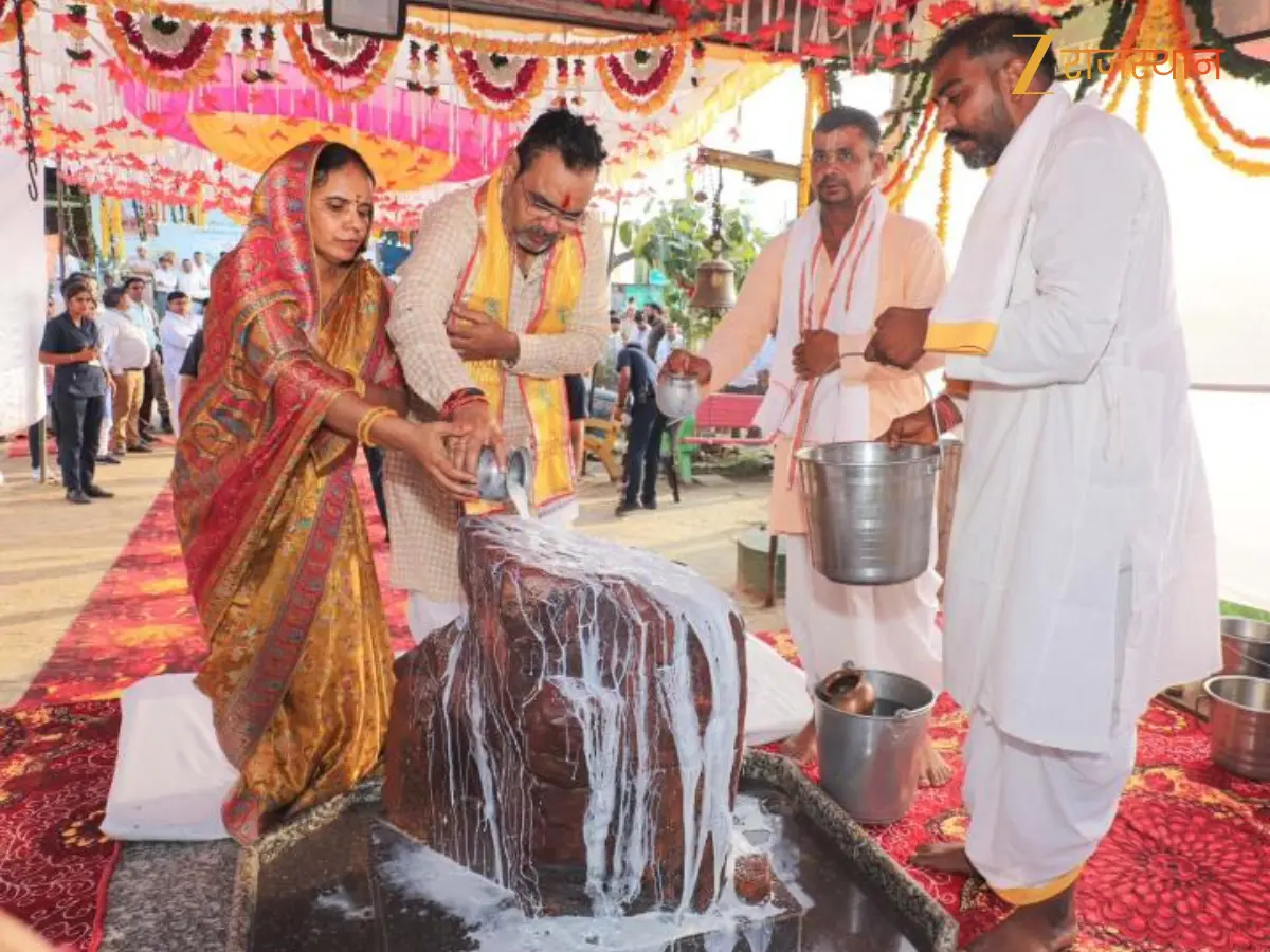 त्रिपुरा सुंदरी और तनोट माता की भक्ति में लीन राजस्थान के मुख्यमंत्री, आठ महीने से अन्न का त्याग त्रिपुरा सुंदरी और तनोट माता की भक्ति में लीन राजस्थान के मुख्यमंत्री, आठ महीने से अन्न का त्याग