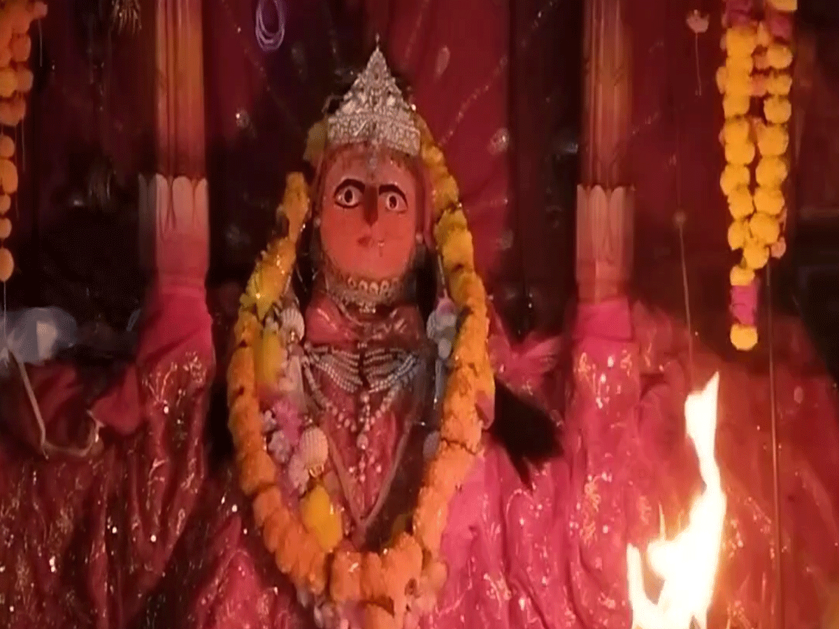 भोजपुरा चामुंडा माता में अष्टमी के दिन मंदिर से घर आते समय पीछे मुड़कर देखना है मना, नहीं तो... भोजपुरा चामुंडा माता में अष्टमी के दिन मंदिर से घर आते समय पीछे मुड़कर देखना है मना, नहीं तो...