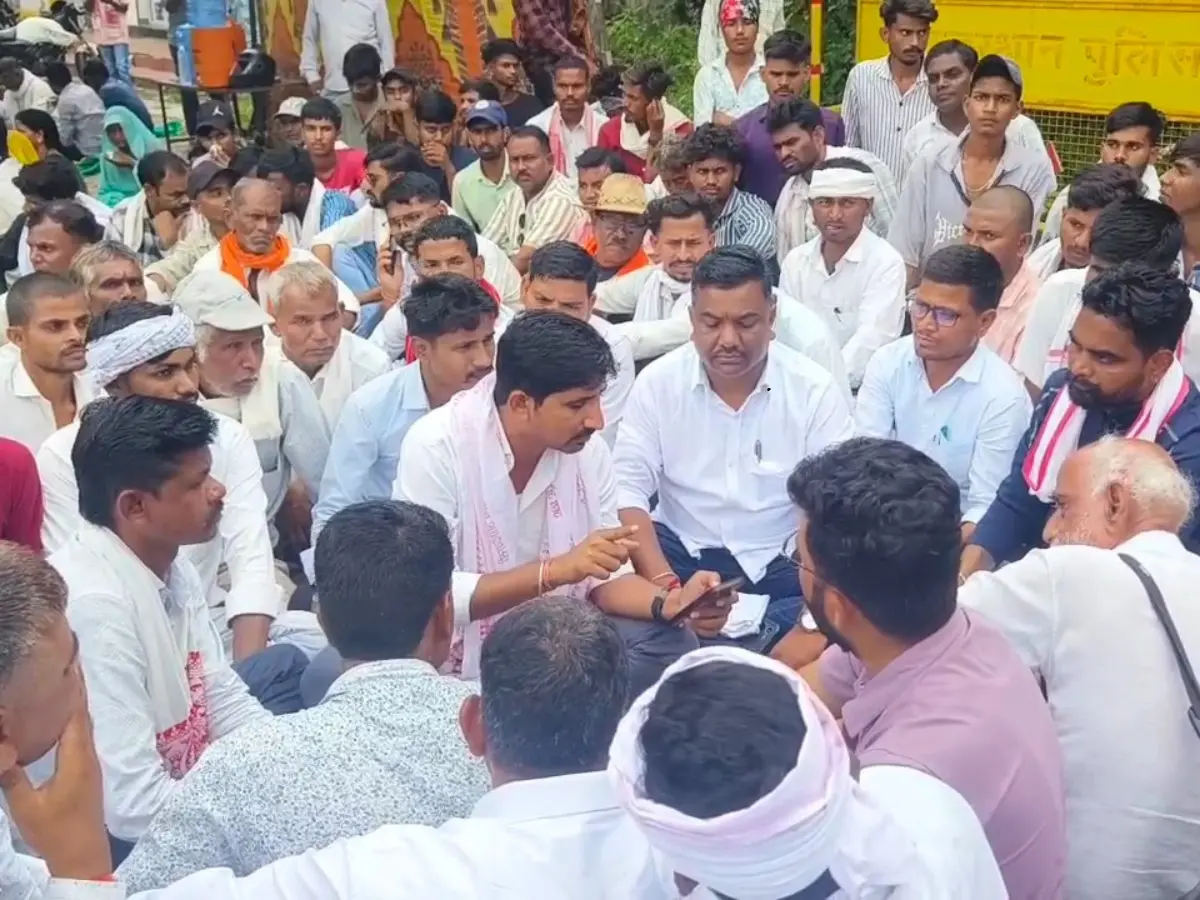 डूंगरपुर में पुलिस हिरासत कांड! आदिवासी समाज का गुस्सा उफान पर, जानें पूरा मामला डूंगरपुर में पुलिस हिरासत कांड! आदिवासी समाज का गुस्सा उफान पर, जानें पूरा मामला