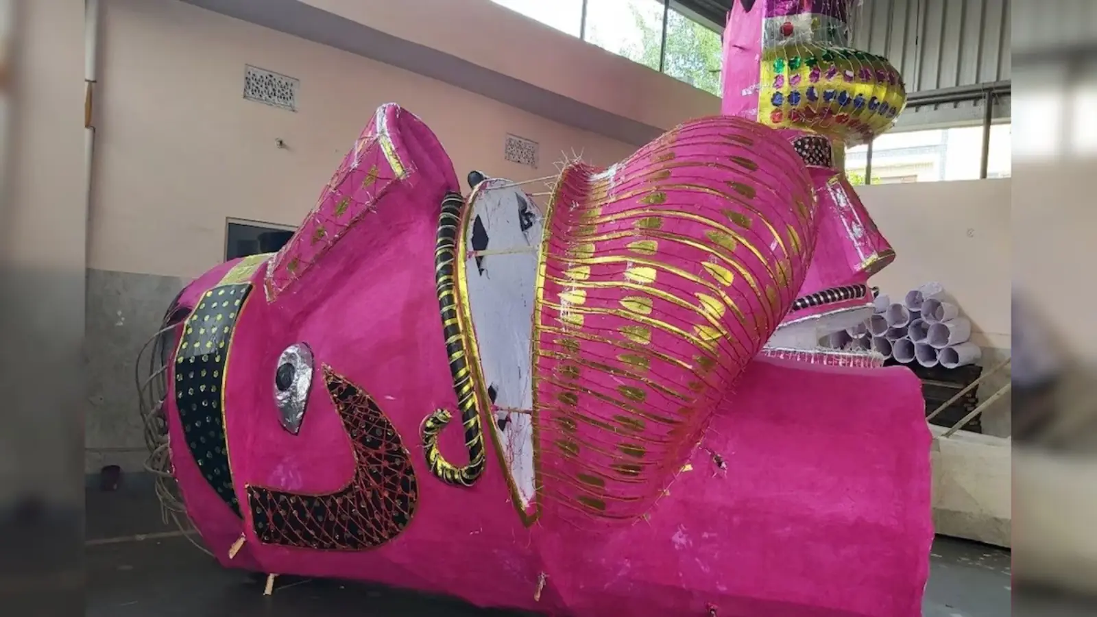 मथुरा के श्रीराम मंदिर में रह रहा मुस्लिम परिवार! बना रहा 105 फीट ऊंचा रावण का पुतला