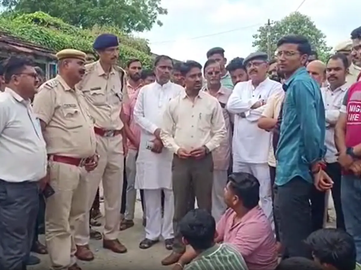 बांसवाड़ा में विधवा महिला की गला रेत कर हत्या, हाथों से सोने की चूड़ियां और झुमके गायब मिले बांसवाड़ा में विधवा महिला की गला रेत कर हत्या, हाथों से सोने की चूड़ियां और झुमके गायब मिले