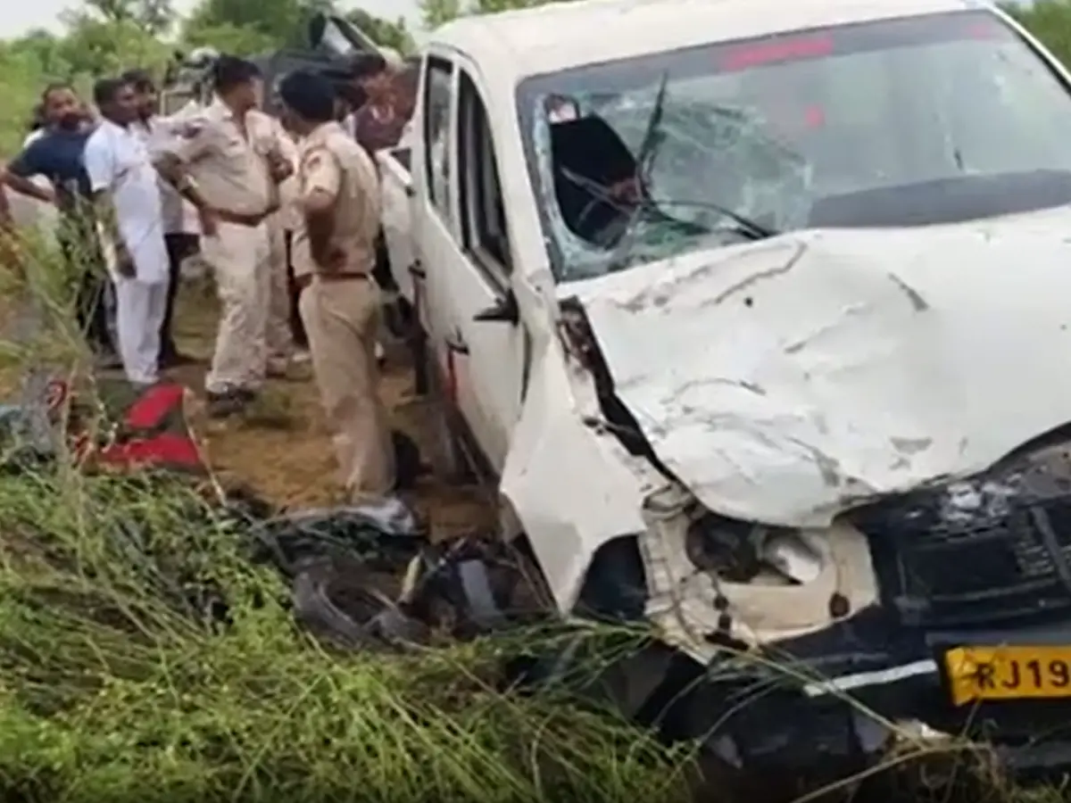 तेज रफ्तार बोलेरो ने बाइक सवार पति-पत्नी और मासूम बेटे को कुचला