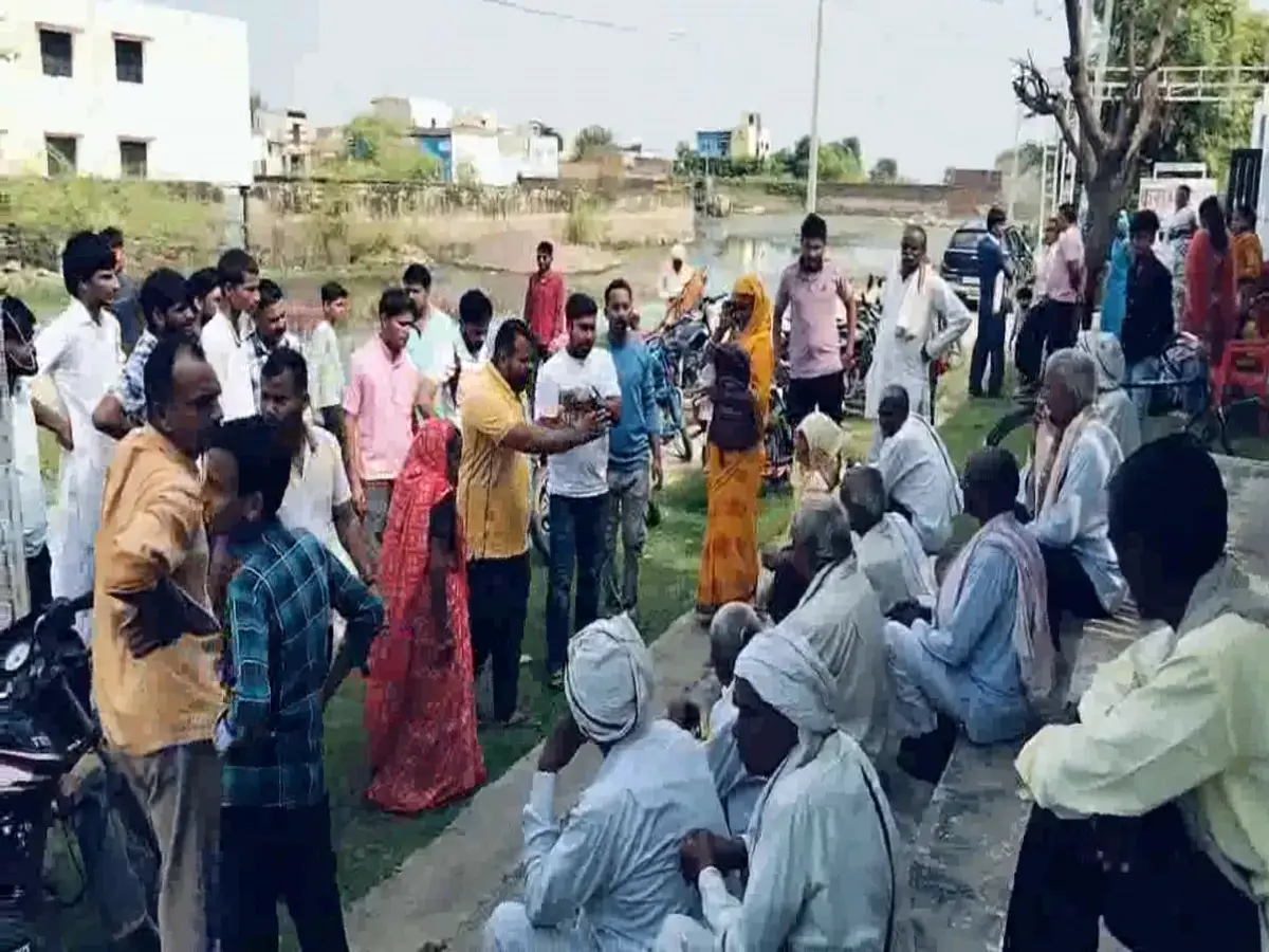 राजस्थान में धर्मांतरण का बड़ा खुलासा! देवी-देवताओं की बुराई वाली किताबें बरामद, 200 लोग मौके से भागे राजस्थान में धर्मांतरण का बड़ा खुलासा! देवी-देवताओं की बुराई वाली किताबें बरामद, 200 लोग मौके से भागे