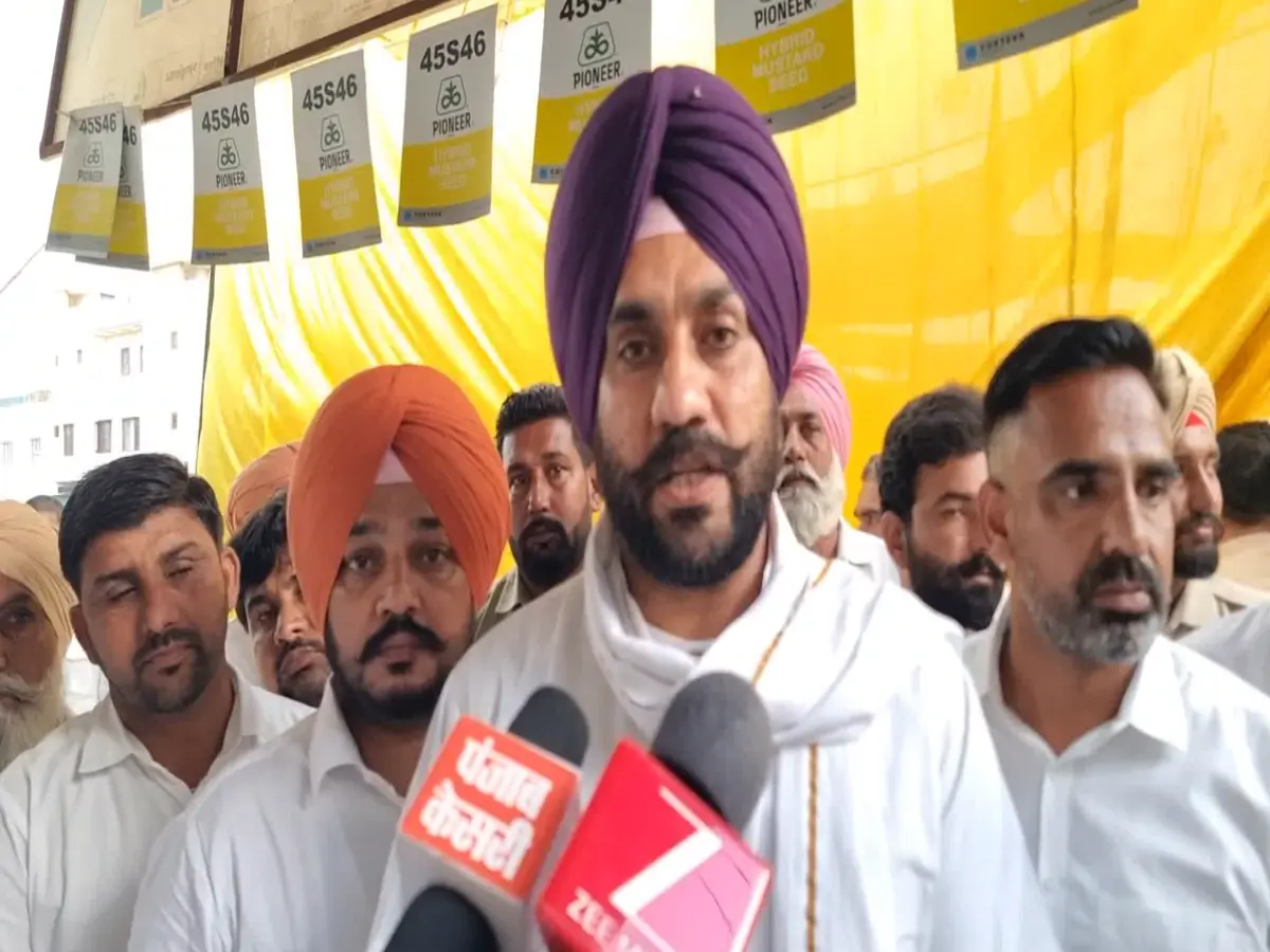 BJP विधायक बराड ने कांग्रेस पर कसा तगड़ा तंज! गोलूवाला गुरद्वारे विवाद पर दिया खुला बयान BJP विधायक बराड ने कांग्रेस पर कसा तगड़ा तंज! गोलूवाला गुरद्वारे विवाद पर दिया खुला बयान