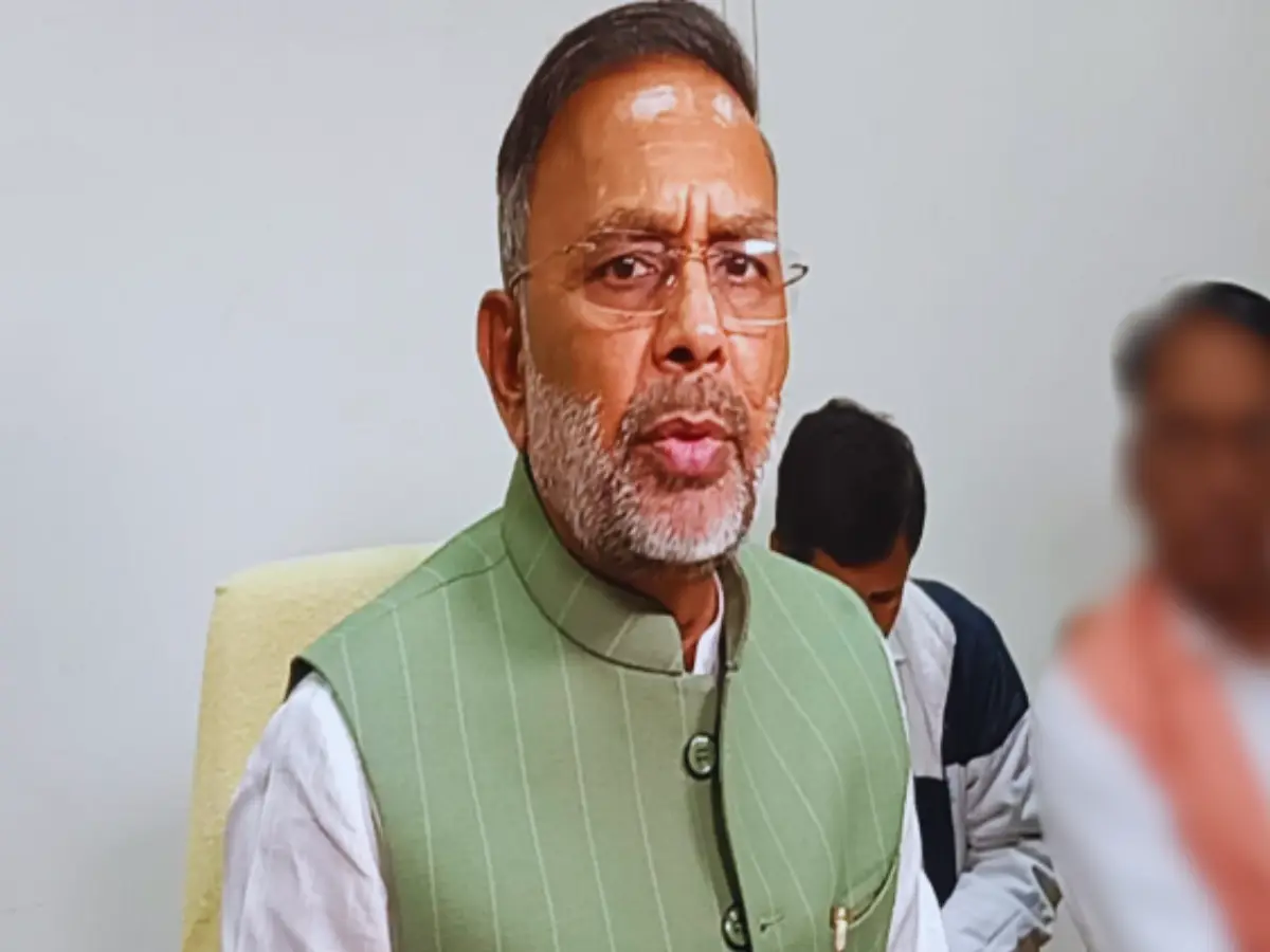 विद्यालय भवन का निरीक्षण करने पहुंचे मंत्री हीरालाल नागर, अधिकारियों को लगाई फटकार विद्यालय भवन का निरीक्षण करने पहुंचे मंत्री हीरालाल नागर, अधिकारियों को लगाई फटकार