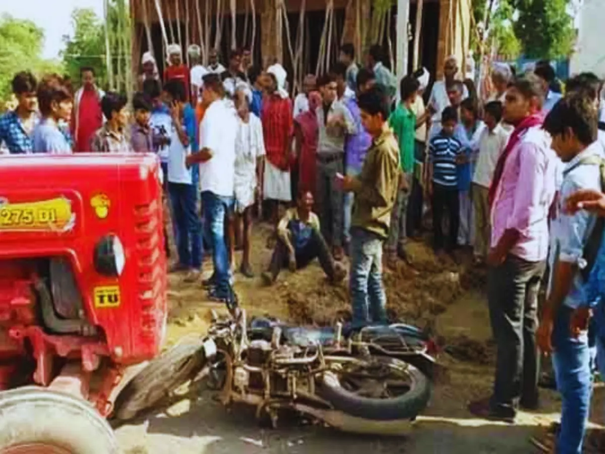 धौलपुर में सड़क हादसे से मचा कोहराम, ट्रैक्टर-ट्रॉली ने महिला को रौंदा, मौके पर हुई मौत धौलपुर में सड़क हादसे से मचा कोहराम, ट्रैक्टर-ट्रॉली ने महिला को रौंदा, मौके पर हुई मौत