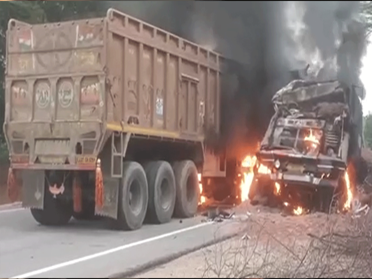 बीकानेर के लूणकरणसर में बड़ा हादसा, दो ट्रकों में भिड़ंत के बाद लगी आग, हड़कंप बीकानेर के लूणकरणसर में बड़ा हादसा, दो ट्रकों में भिड़ंत के बाद लगी आग, हड़कंप