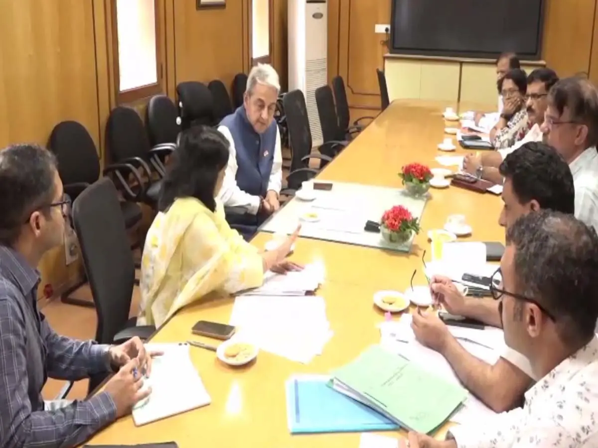 कफ सिरप मामले पर CS सुशांत पंत की बैठक, कहा - दवा वितरण और उपयोग पर कड़ी निगरानी जरूरी कफ सिरप मामले पर CS सुशांत पंत की बैठक, कहा - दवा वितरण और उपयोग पर कड़ी निगरानी जरूरी