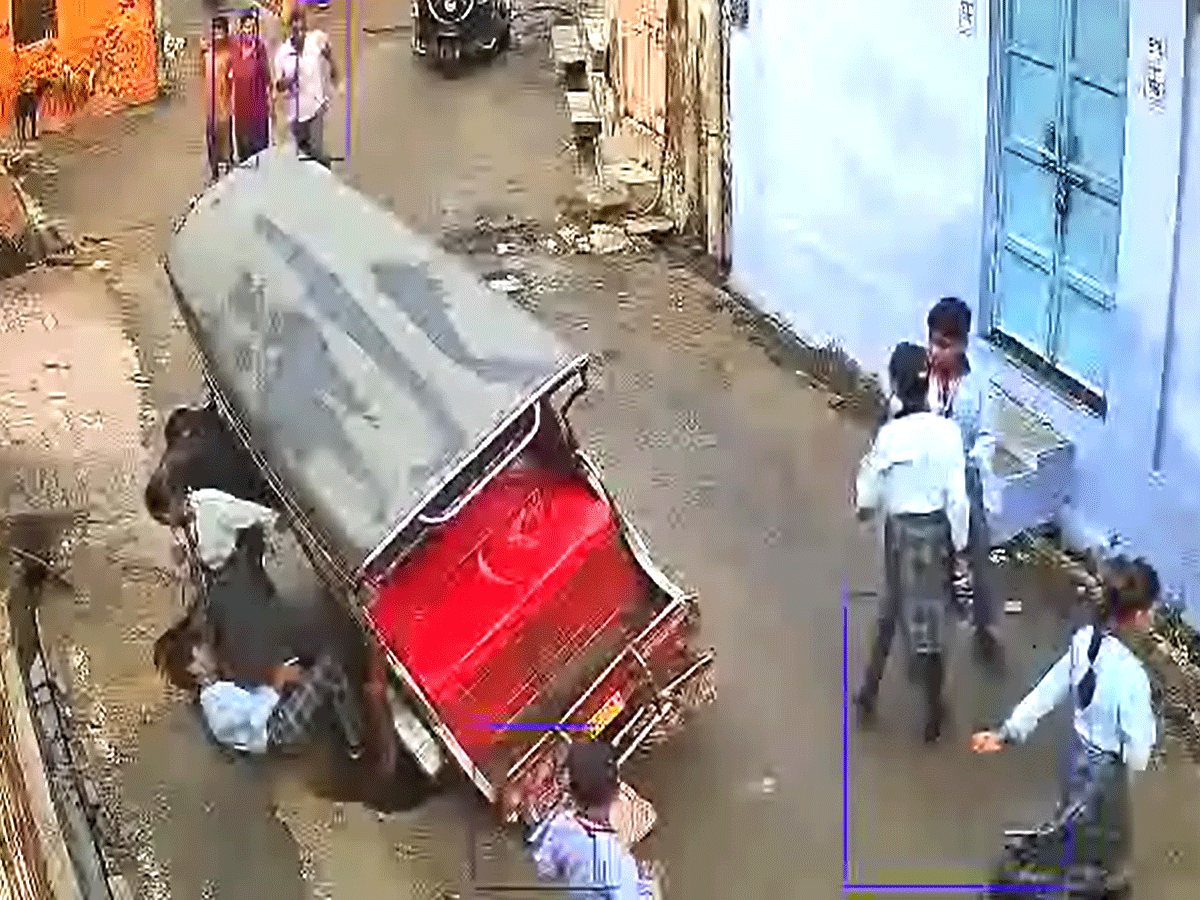 चूरू में गड्ढे के कारण स्कूली बच्चों से भरा ऑटो पलटा, मची चीख-पुकार चूरू में गड्ढे के कारण स्कूली बच्चों से भरा ऑटो पलटा, मची चीख-पुकार