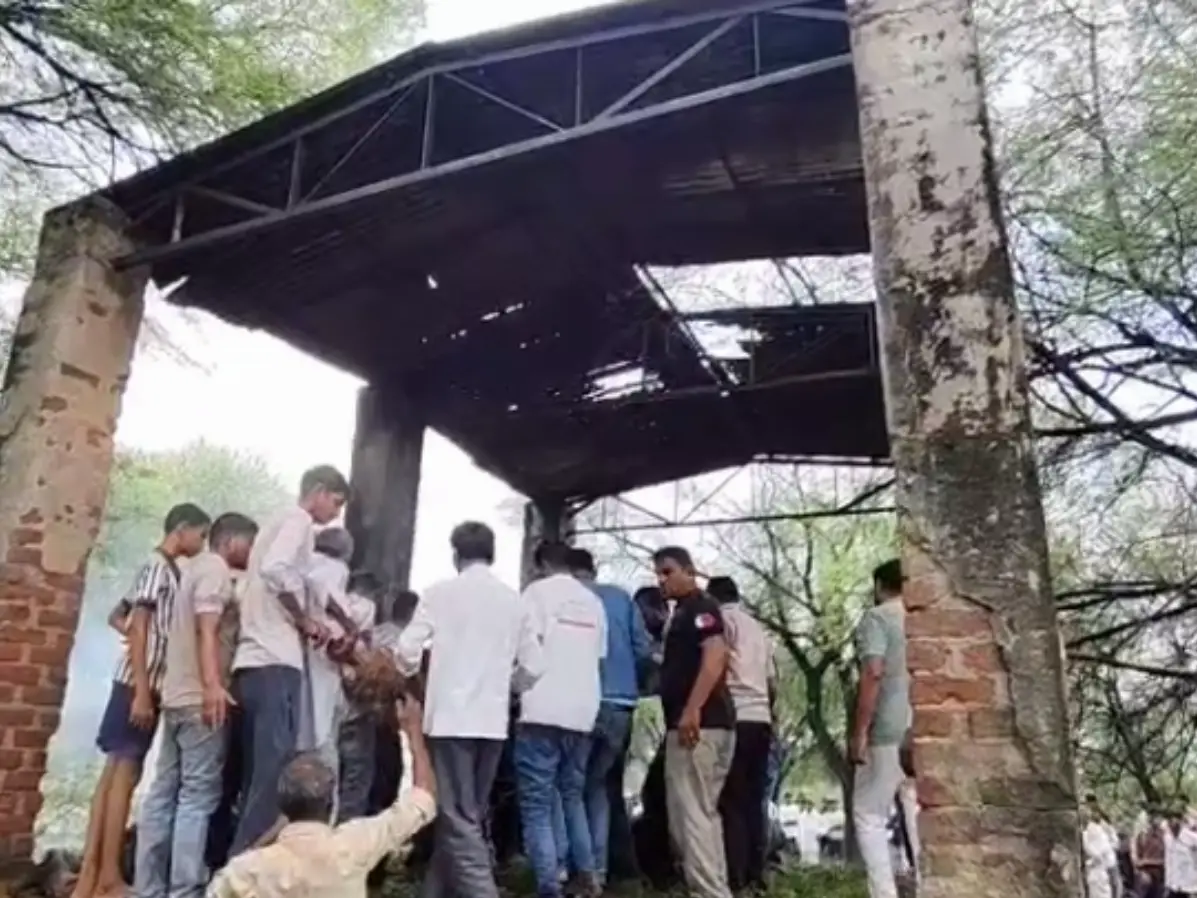 Bhilwara News: सांप-बिच्छू के डर और टपकती हुई टीन शेड के नीचे युवक का हुआ अंतिम संस्कार! Bhilwara News: सांप-बिच्छू के डर और टपकती हुई टीन शेड के नीचे युवक का हुआ अंतिम संस्कार!