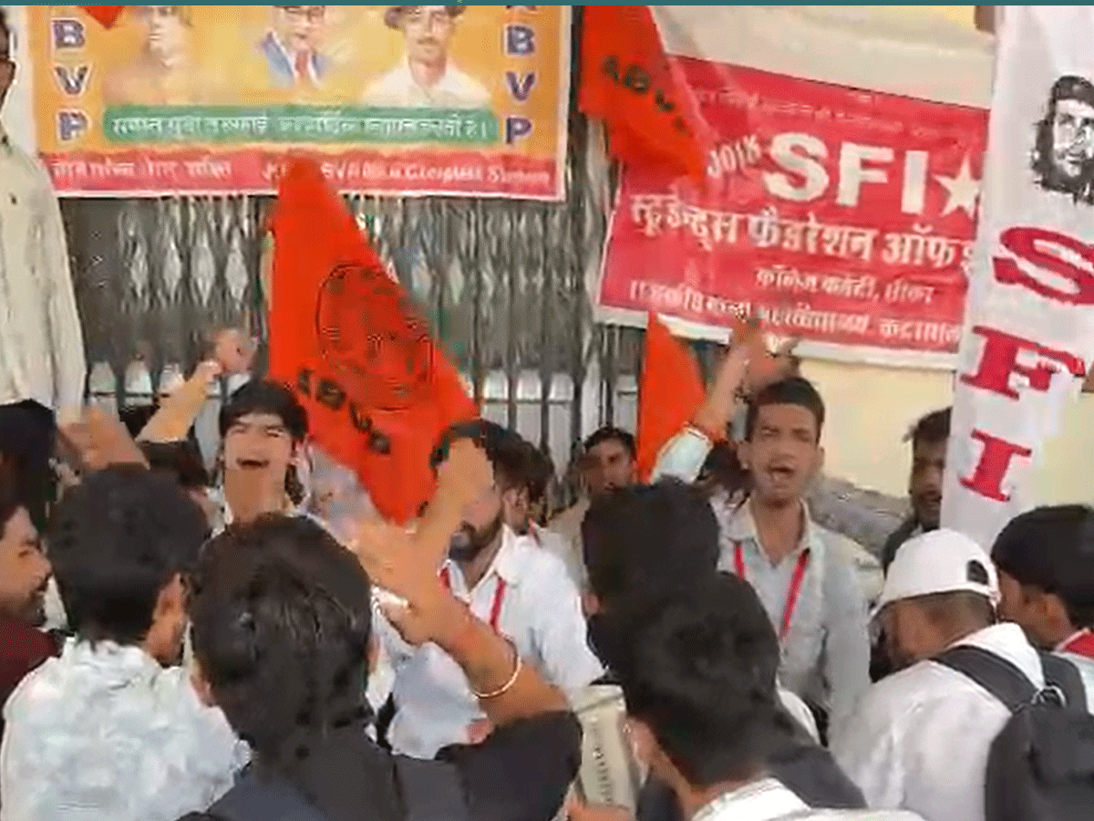 सीकर के आर्ट्स कॉलेज में SFI ने किया प्रदर्शन, निर्माण कार्य में हुआ भ्रष्टाचार है वजह