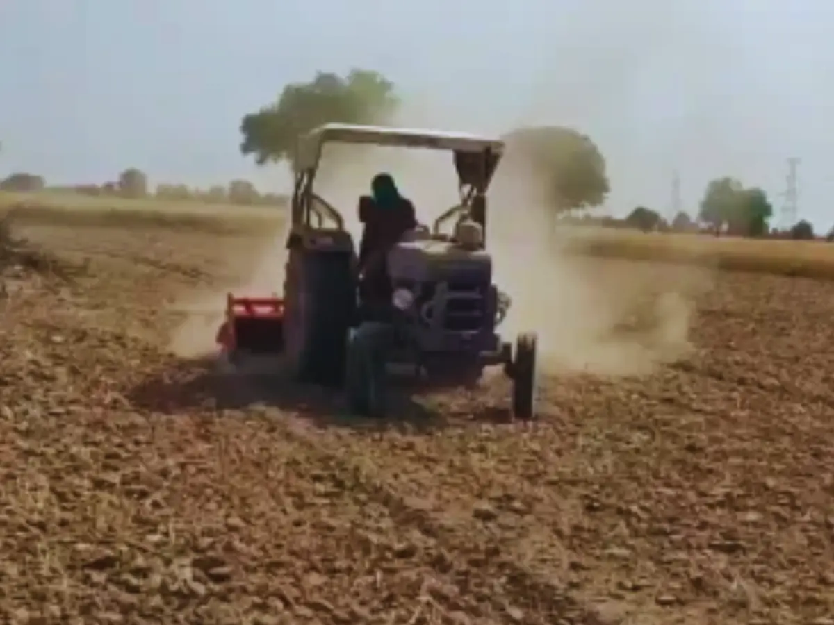 ट्रैक्टर से फिसला युवा किसान, रोटावेटर के ब्लेड्स से कटकर हुई दर्दनाक मौत! ट्रैक्टर से फिसला युवा किसान, रोटावेटर के ब्लेड्स से कटकर हुई दर्दनाक मौत!