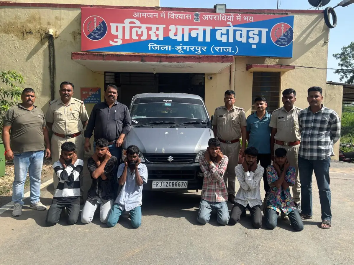 Dungarpur News: लूट करने वाले 5 बदमाश गिरफ्तार, पुलिस ने लगवाई उठक-बैठक Dungarpur News: लूट करने वाले 5 बदमाश गिरफ्तार, पुलिस ने लगवाई उठक-बैठक