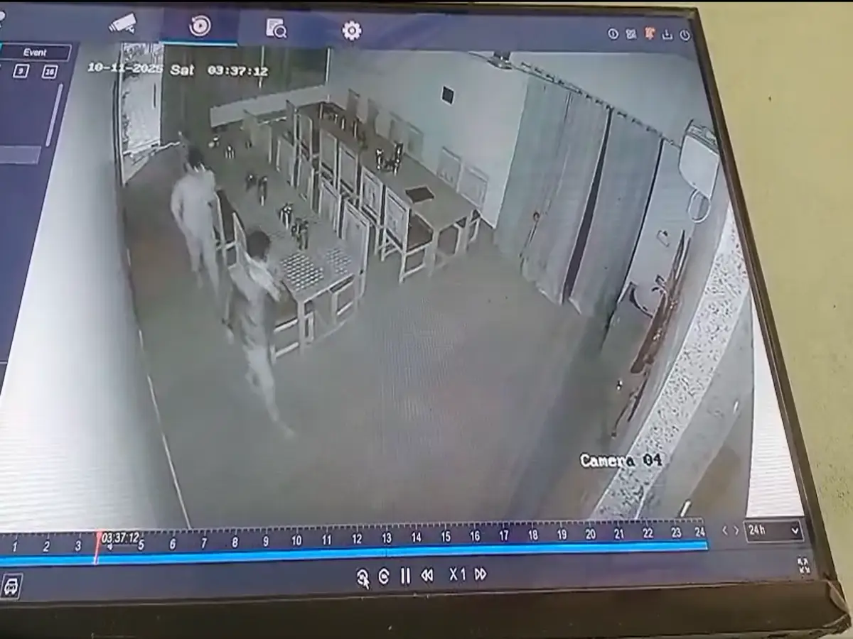 होटल में घुसकर मजदूरों ने की चोरी, 6 लाख रुपए लेकर हुए रफूचक्कर होटल में घुसकर मजदूरों ने की चोरी, 6 लाख रुपए लेकर हुए रफूचक्कर