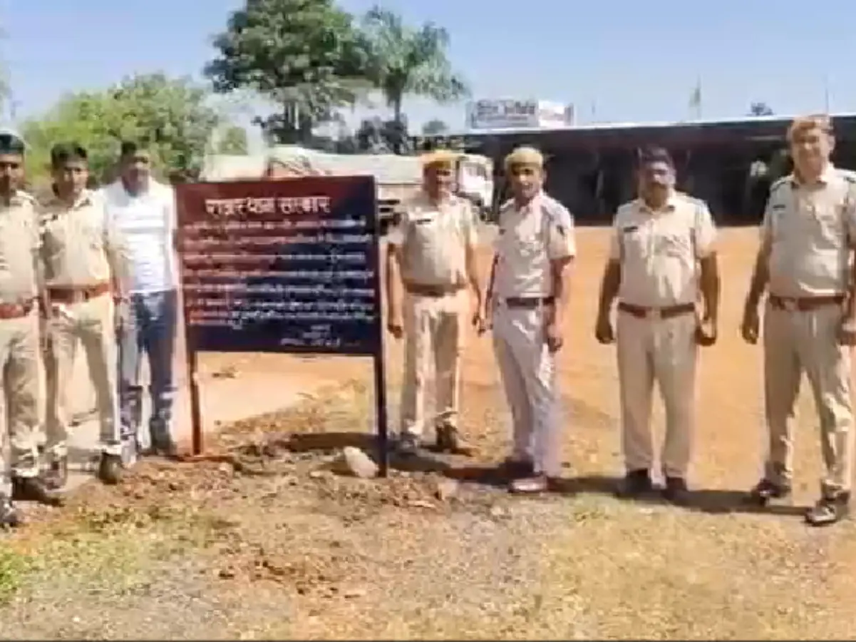 Pratapgarh: बाप-बेटे की 2 करोड़ रुपये से ज्यादा की संपत्ति को पुलिस ने किया फ्रिज, जानें मामला Pratapgarh: बाप-बेटे की 2 करोड़ रुपये से ज्यादा की संपत्ति को पुलिस ने किया फ्रिज, जानें मामला