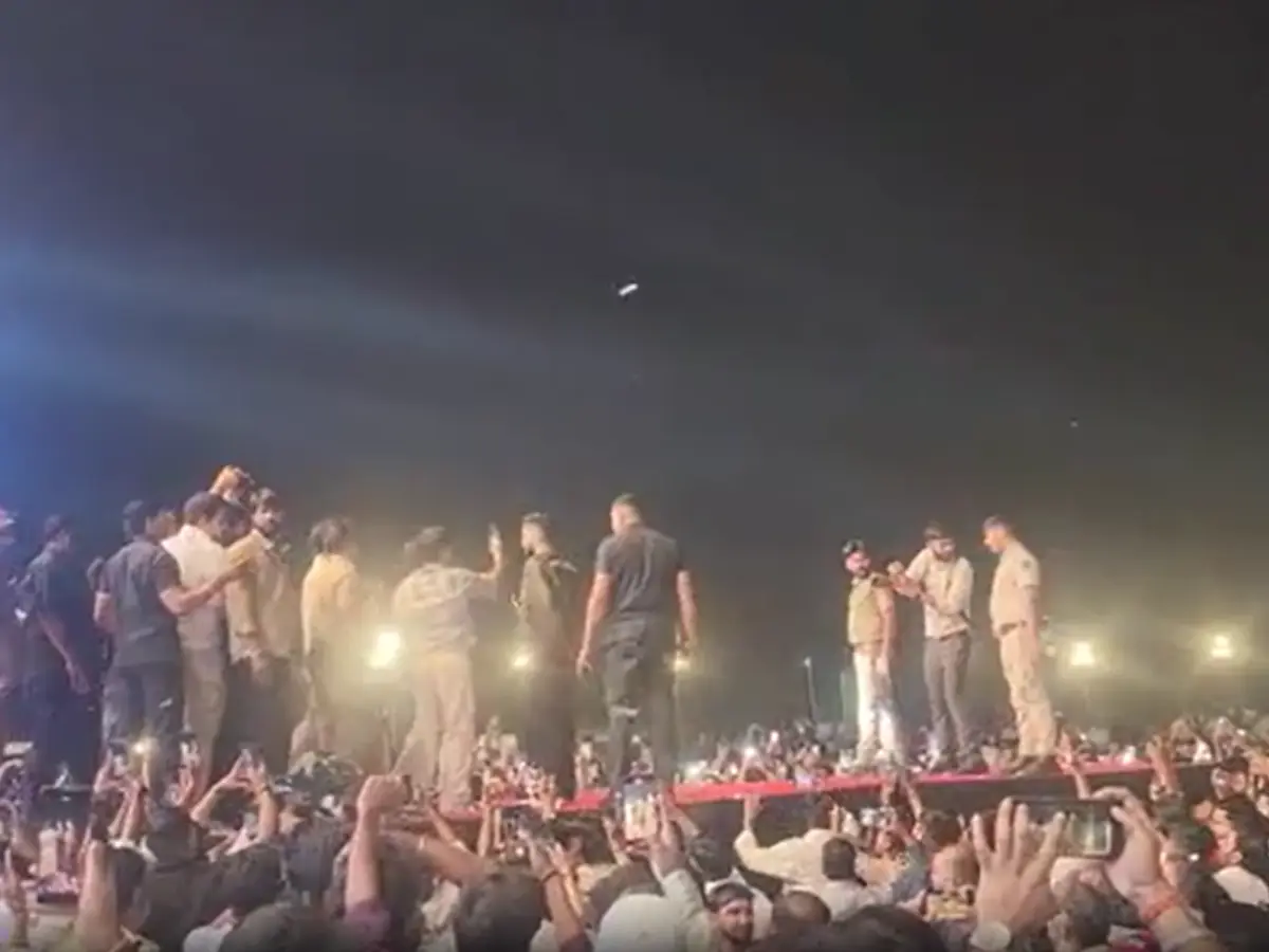 जयपुर में एल्विश यादव को देखने उमड़ी भीड़, यूट्यूबर्स के अवॉर्ड शो में बवाल जयपुर में एल्विश यादव को देखने उमड़ी भीड़, यूट्यूबर्स के अवॉर्ड शो में बवाल