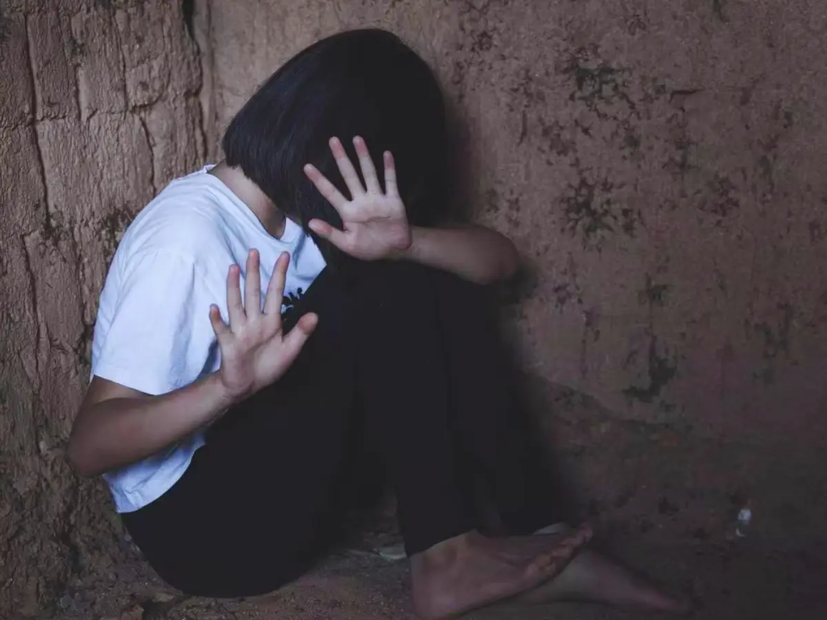 स्कूल के बाथरूम में 7 साल की बच्ची से दुष्कर्म, जांच में हुआ बड़ा खुलासा स्कूल के बाथरूम में 7 साल की बच्ची से दुष्कर्म, जांच में हुआ बड़ा खुलासा