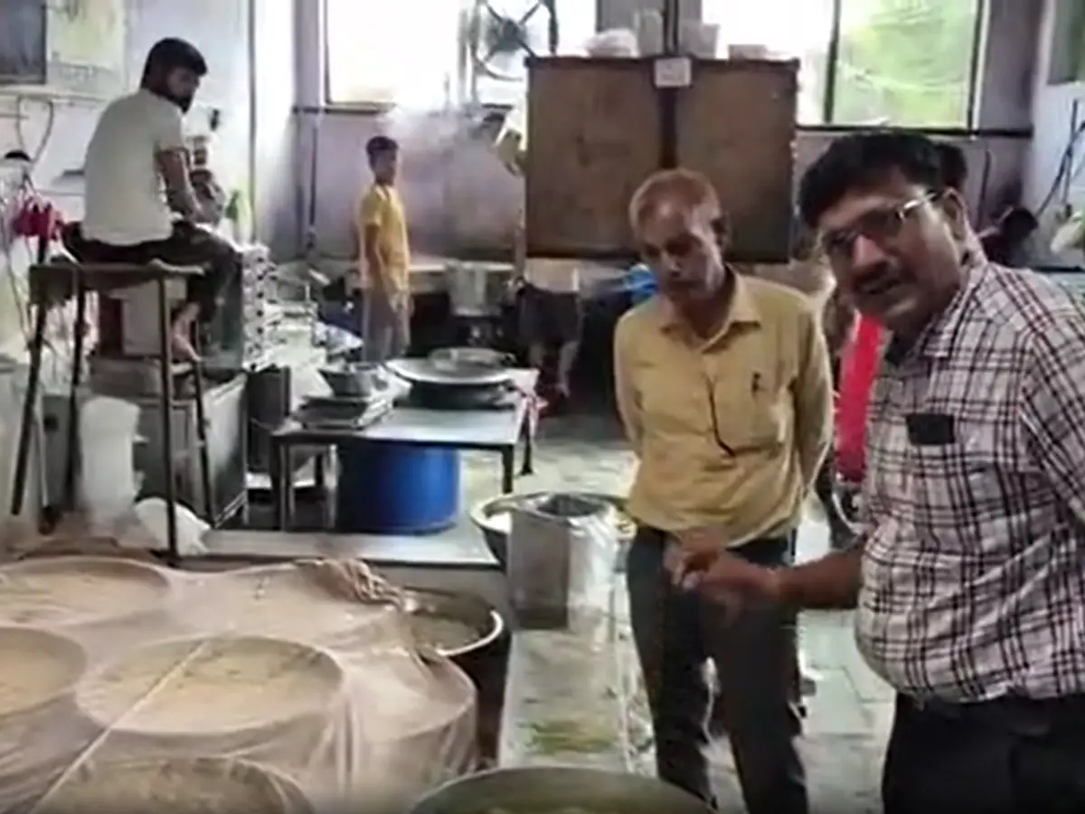 मिलावटखोरों पर FSD की पैनी नजर! कई डेरी-मिठाई की दुकानों पर छापेमारी मिलावटखोरों पर FSD की पैनी नजर! कई डेरी-मिठाई की दुकानों पर छापेमारी