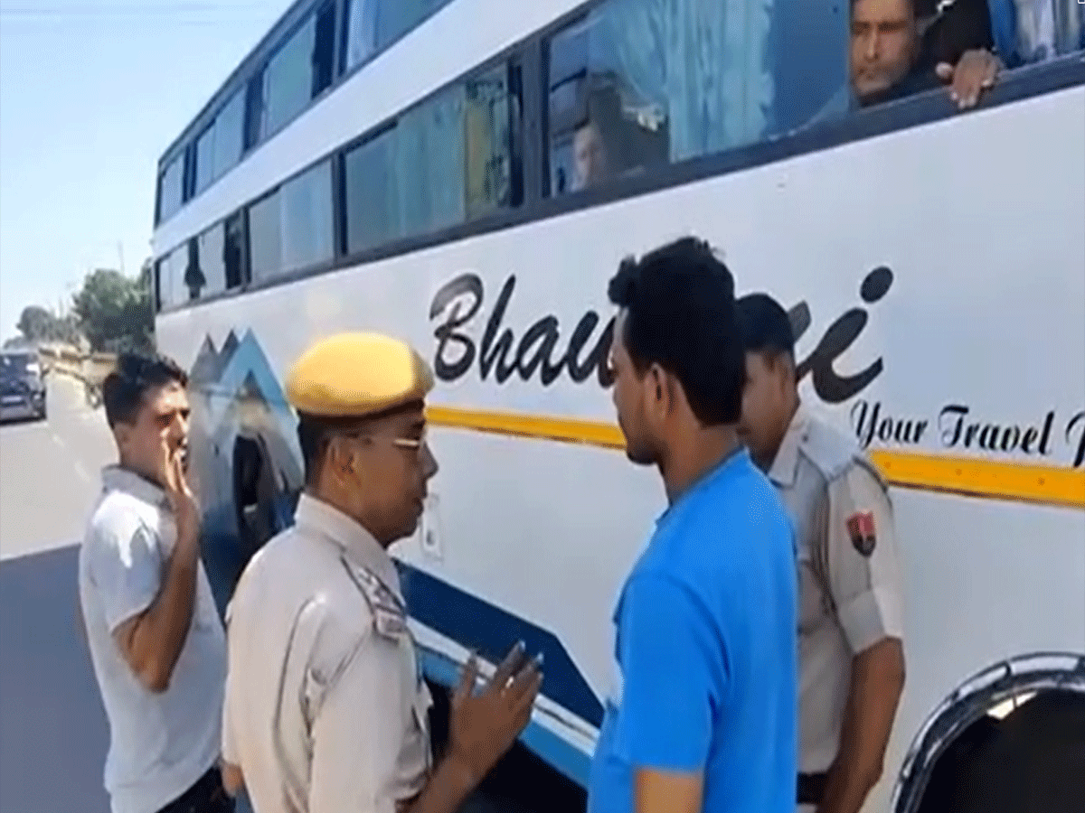 जैसलमेर हादसे के बाद बीकानेर प्रशासन एक्टिव, स्लीपर बसों की हो रही है चेकिंग जैसलमेर हादसे के बाद बीकानेर प्रशासन एक्टिव, स्लीपर बसों की हो रही है चेकिंग