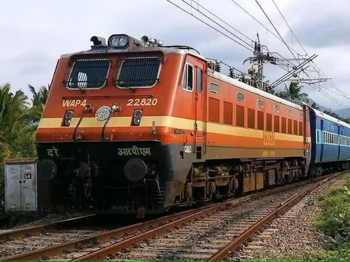 दिवाली पर पटाखे लेकर ट्रेन में चढ़े तो सीधा जेल! रेलवे ने छेड़ा सख्त अभियान दिवाली पर पटाखे लेकर ट्रेन में चढ़े तो सीधा जेल! रेलवे ने छेड़ा सख्त अभियान