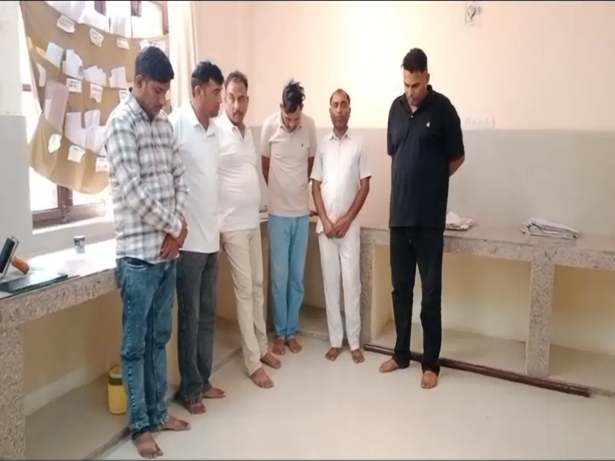 चूरू पुलिस की बड़ी सफलता! 3 करोड़ के नकली नोट के साथ अंतर्राज्यीय टटलू गैंग के 7 आरोपी गिरफ्तार चूरू पुलिस की बड़ी सफलता! 3 करोड़ के नकली नोट के साथ अंतर्राज्यीय टटलू गैंग के 7 आरोपी गिरफ्तार