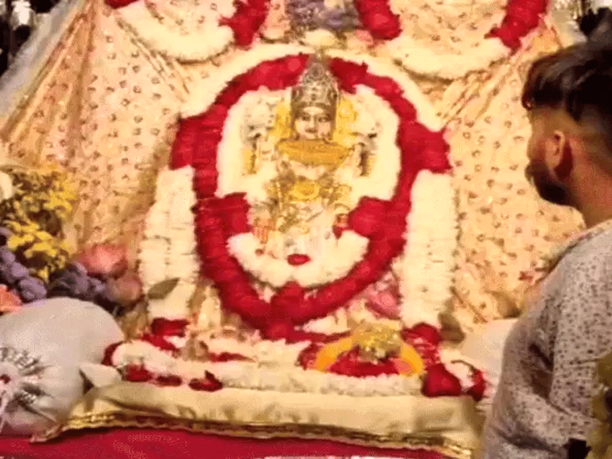 धनतेरस पर उदयपुर के महालक्ष्मी मंदिर में जुटी भीड़, दर्शन के लिए लगी लंबी लाइनें