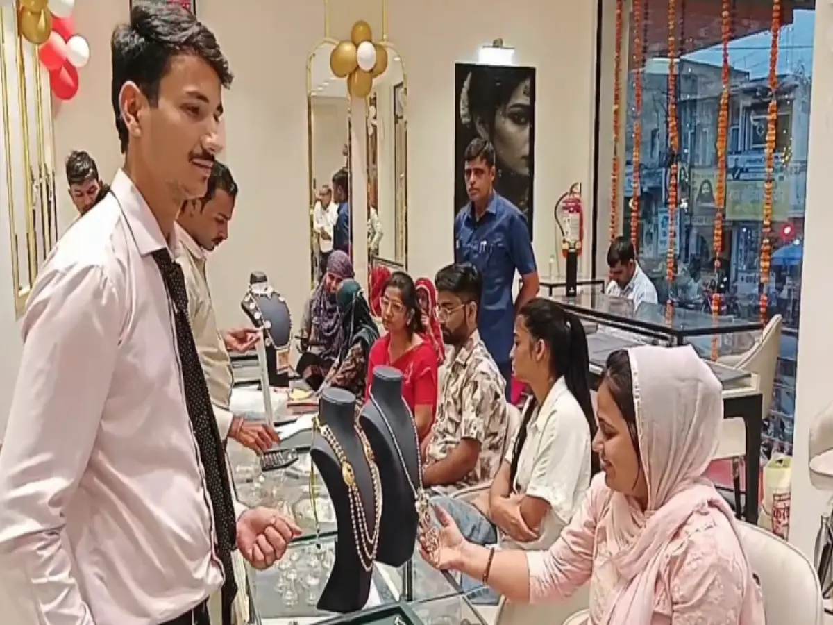 Sikar: दिवाली पर शोरूमों में उमड़ी भीड़,  महिलाओं को भा रही एंटीक ब्लैक ज्वेलरी