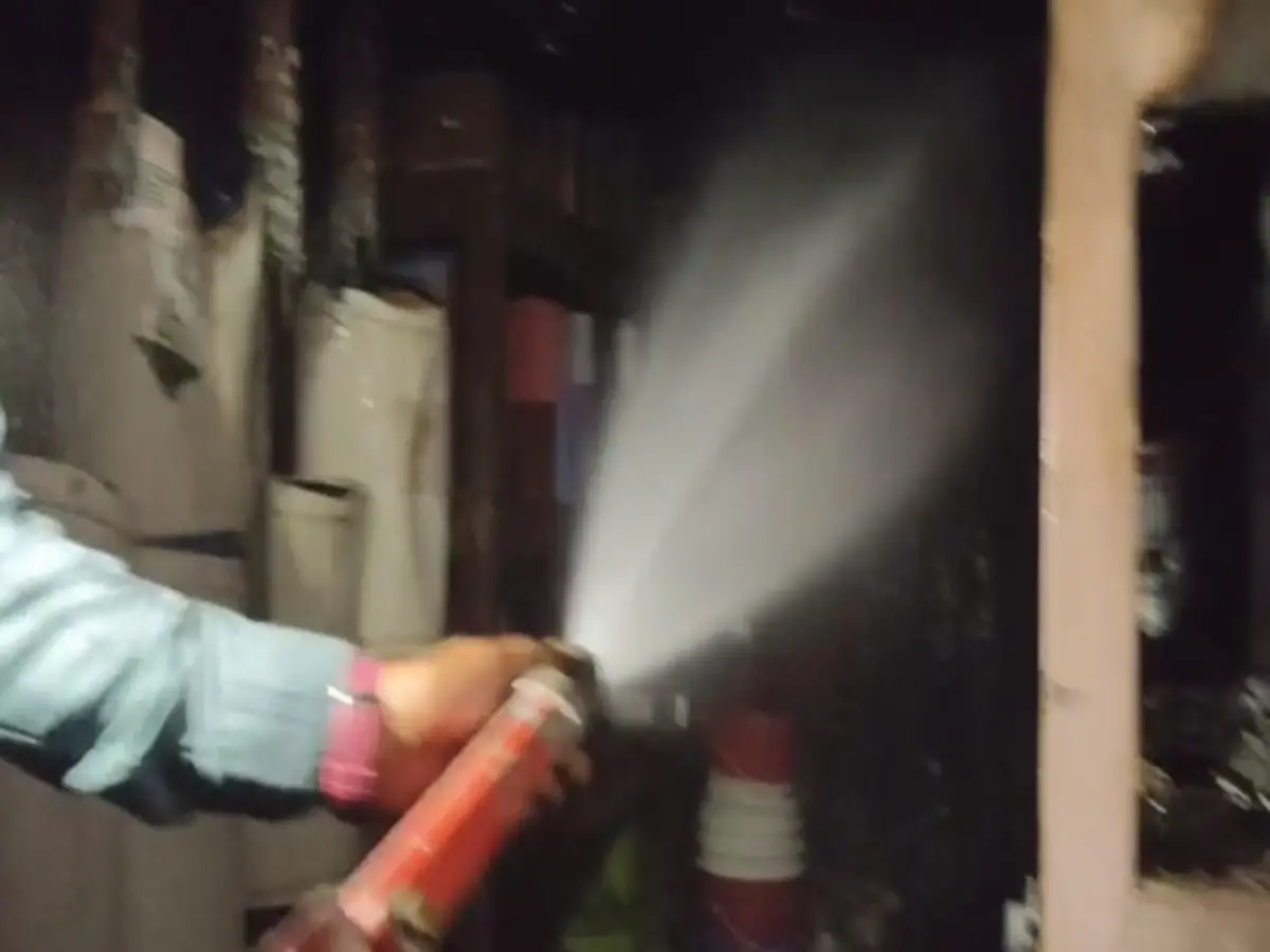 Pratapgarh: देर रात एक हार्डवेयर की दुकान में लगी आग, फैली अफरा-तफरी