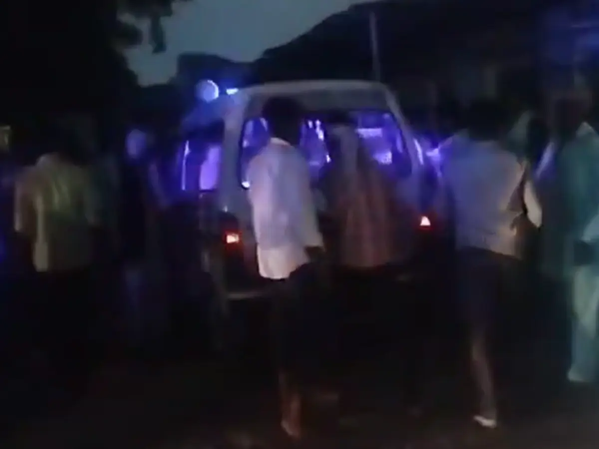 टेंपो और कार में भीषण टक्कर, हादसे में तीन लोगों की मौत, पांच गंभीर घायल