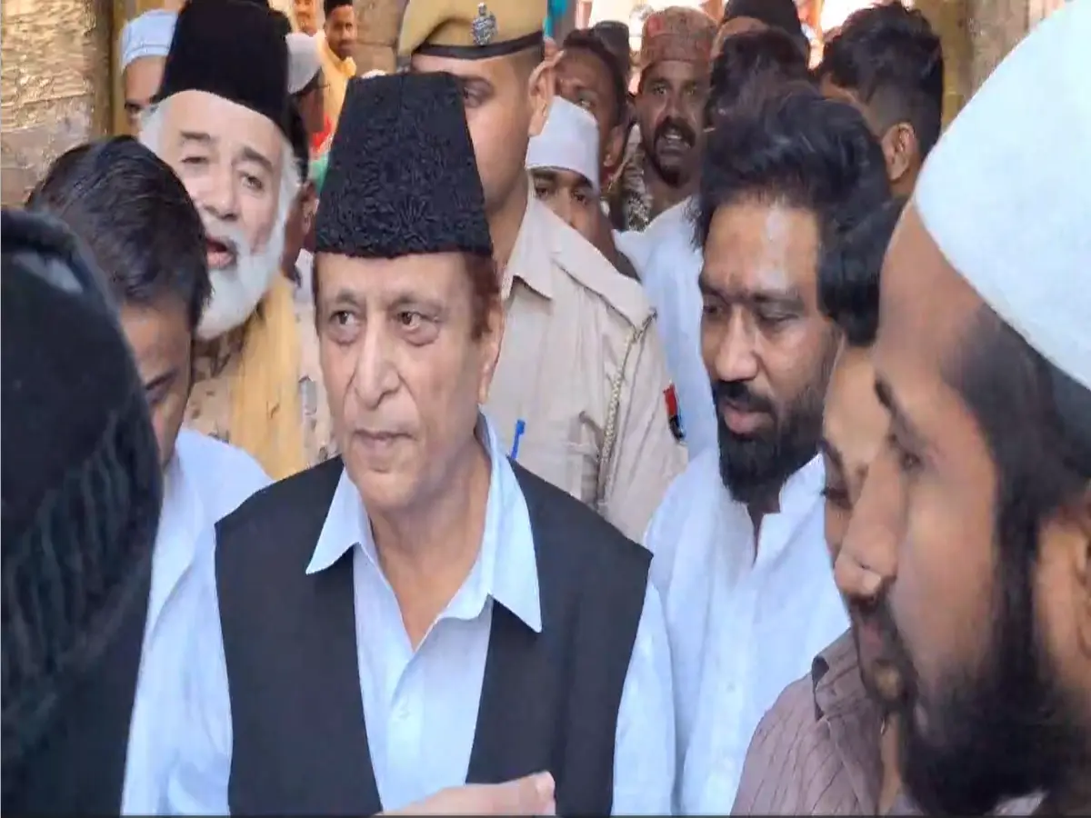 आजम खान की अजमेर दरगाह में दस्तारबंदी, समर्थकों का उमड़ा हुजूम